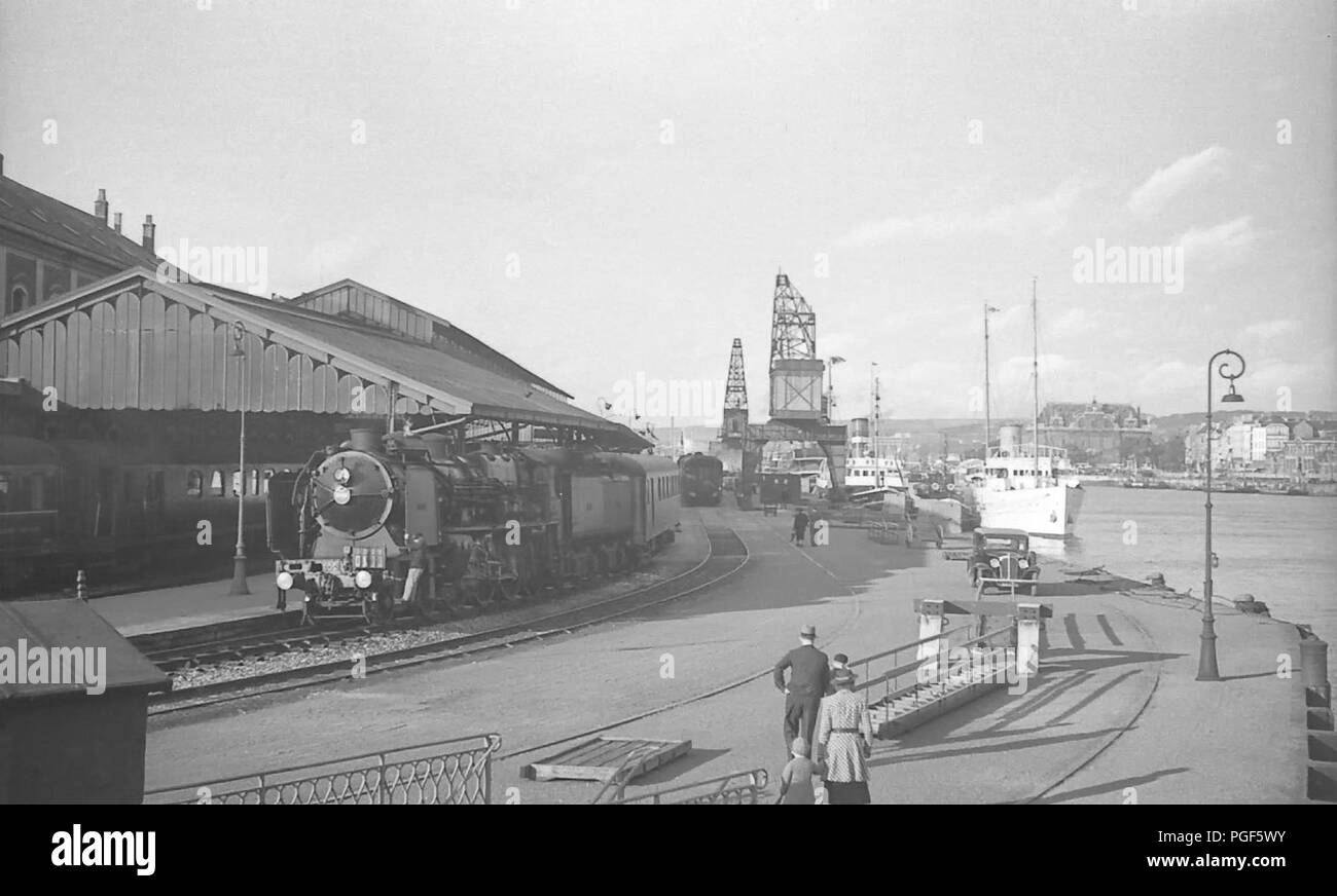 Ein Chapelon 4-6-2 Pacific Lokomotive wartet Calais Hafen Station zu verlassen, in den 1930er Jahren mit Fähren hinter günstig Stockfoto