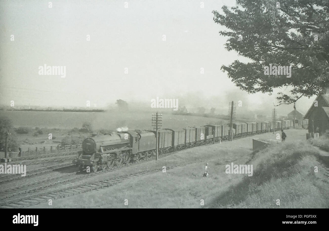 LMS Stanier Schwarz 5 4-6-0 Dampflok schleppen ein Güterzug Stockfoto