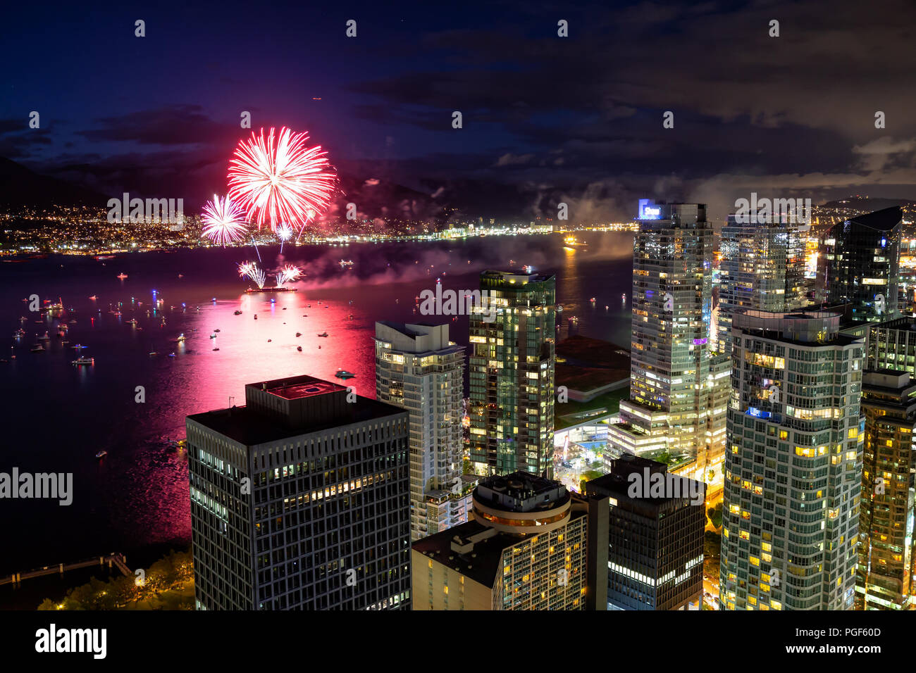 Vancouver, British Columbia, Kanada - 1. Juli 2018: Luftaufnahme des modernen Downtown Skyline der Stadt während der Feuerwerk am Canada Day Feier. Stockfoto