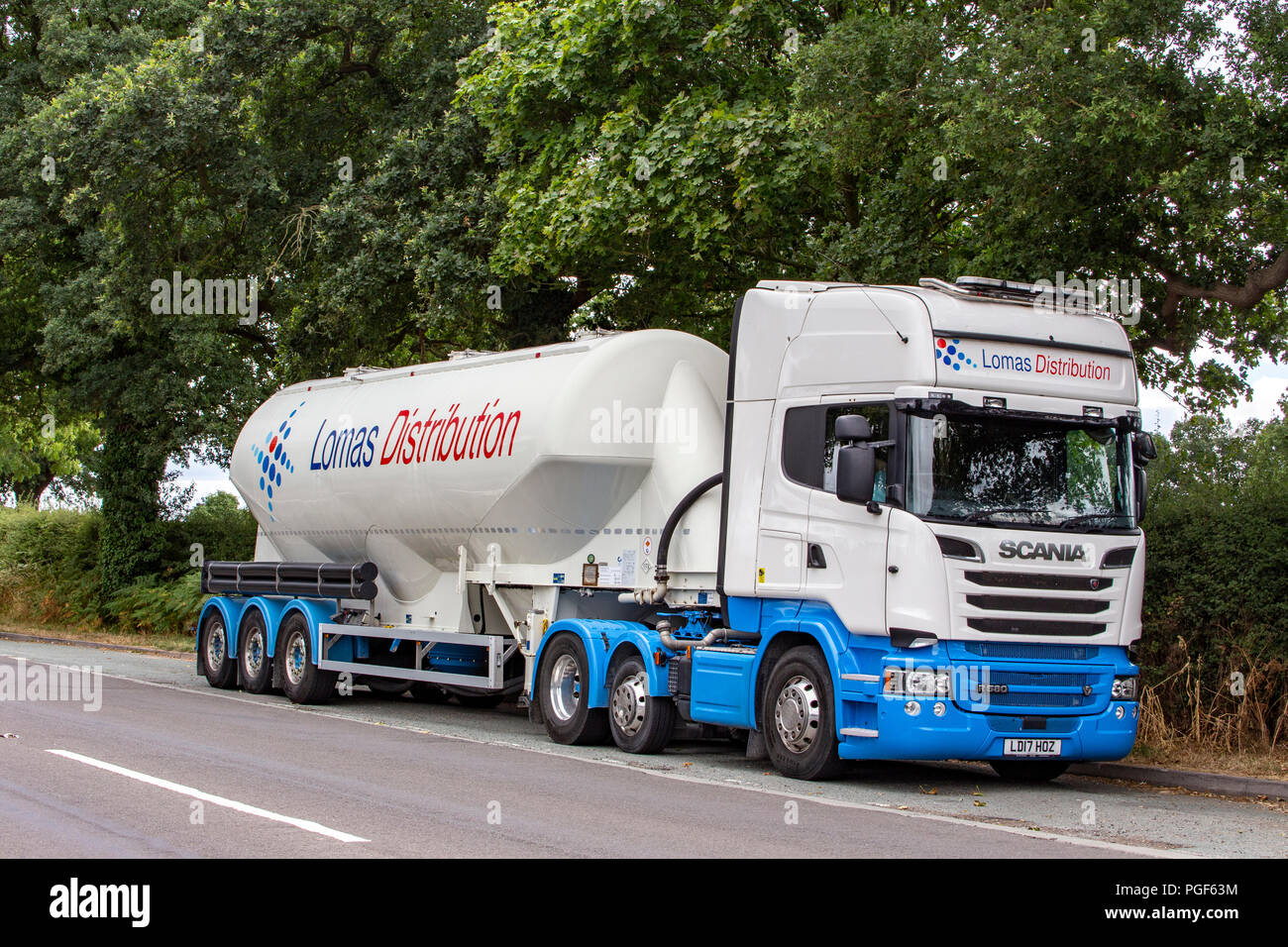 Lomas Verteilung Lkw in Layby Cheshire UK Stockfoto