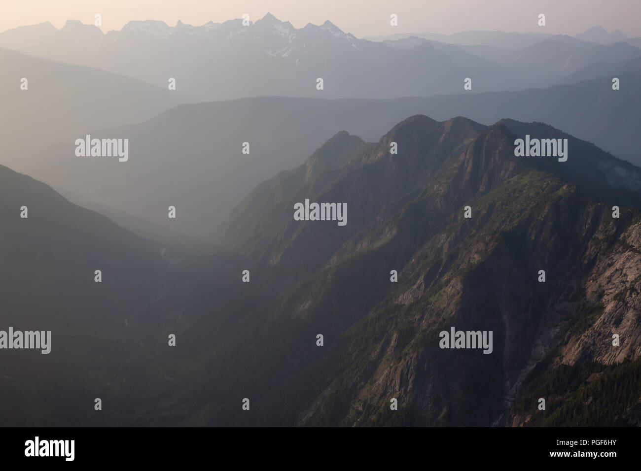 Luftaufnahme der robuste Kanadier Bergwelt während einer dunstigen Sommerabend. In der Nähe von Chilliwack, östlich von Vancouver, BC, Kanada. Stockfoto