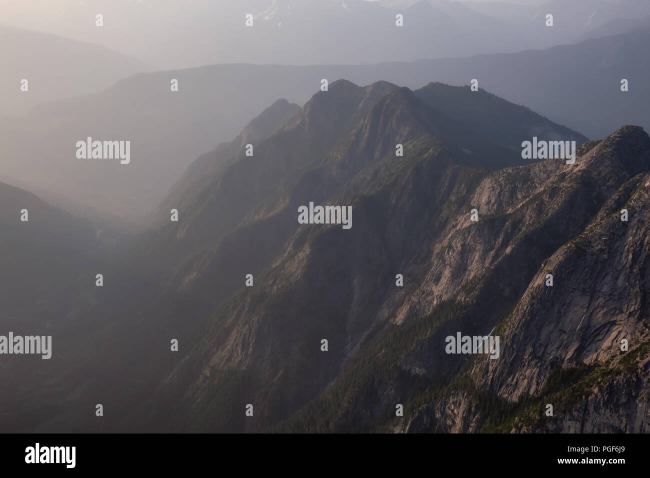 Luftaufnahme der robuste Kanadier Bergwelt während einer dunstigen Sommerabend. In der Nähe von Chilliwack, östlich von Vancouver, BC, Kanada. Stockfoto