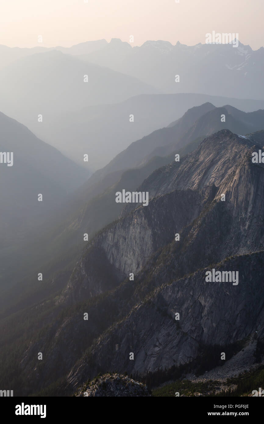 Luftaufnahme der robuste Kanadier Bergwelt während einer dunstigen Sommerabend. In der Nähe von Chilliwack, östlich von Vancouver, BC, Kanada. Stockfoto