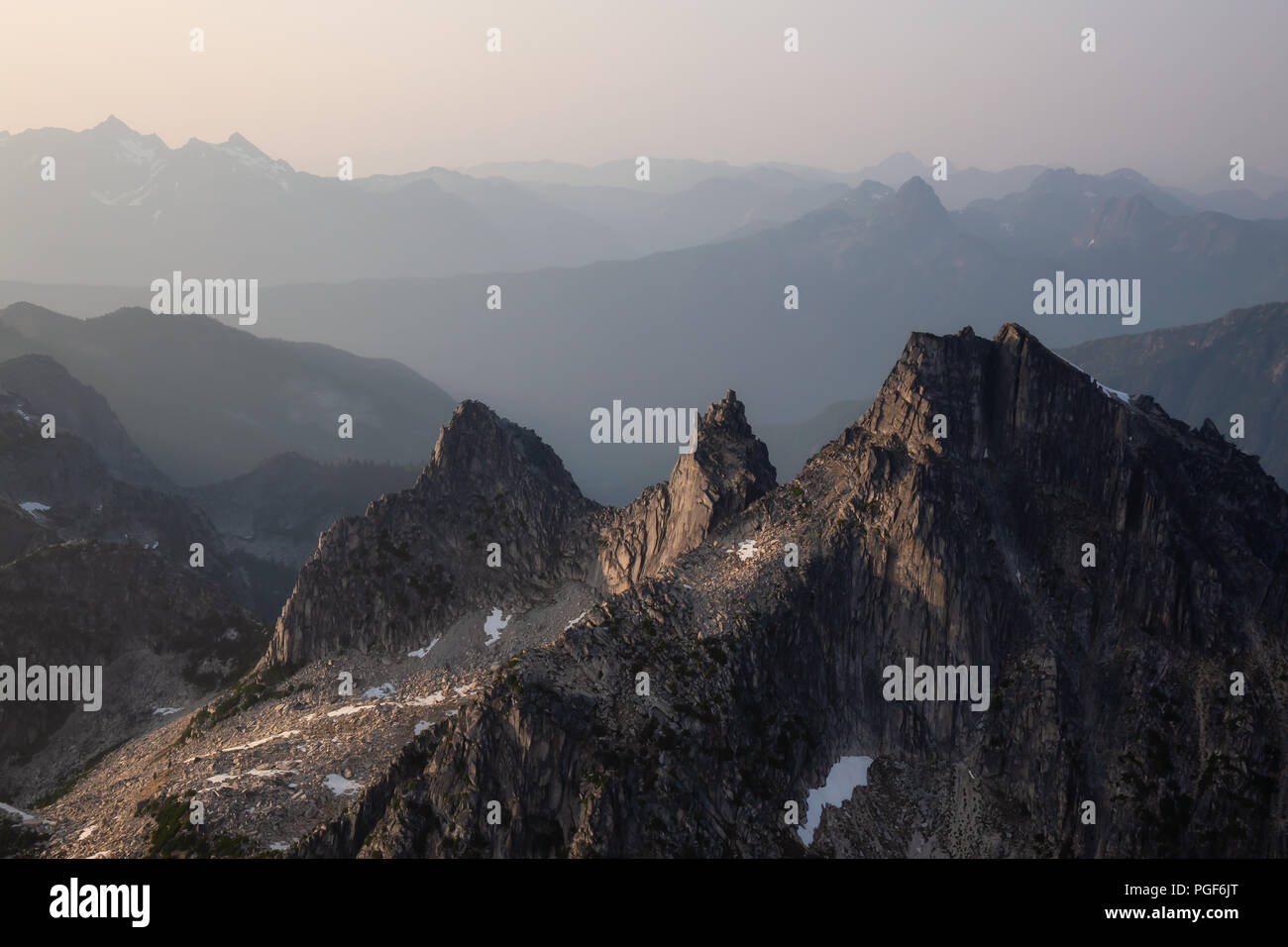 Luftaufnahme der robuste Kanadier Bergwelt während einer dunstigen Sommerabend. In der Nähe von Chilliwack, östlich von Vancouver, BC, Kanada. Stockfoto