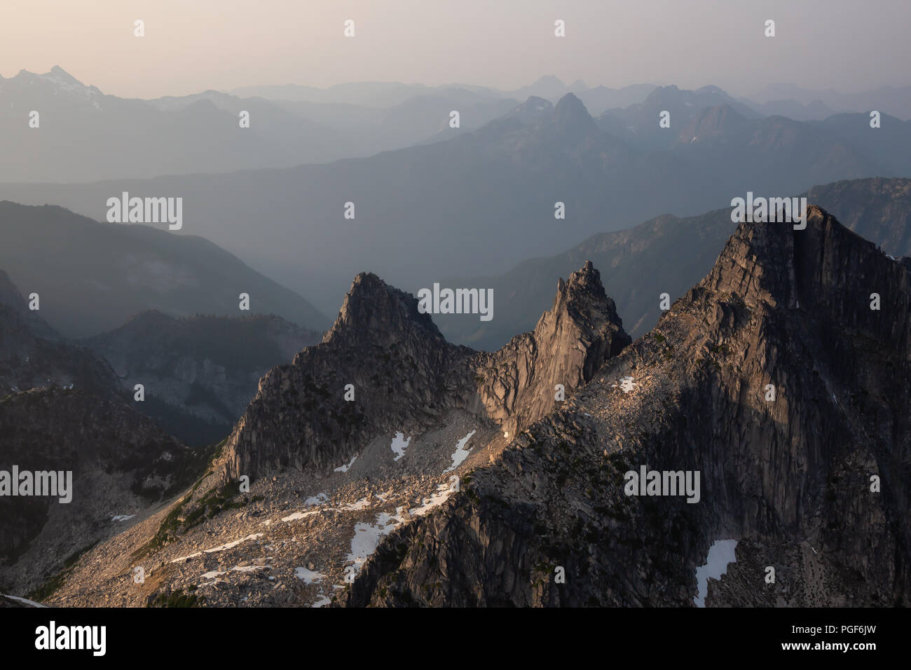 Luftaufnahme der robuste Kanadier Bergwelt während einer dunstigen Sommerabend. In der Nähe von Chilliwack, östlich von Vancouver, BC, Kanada. Stockfoto