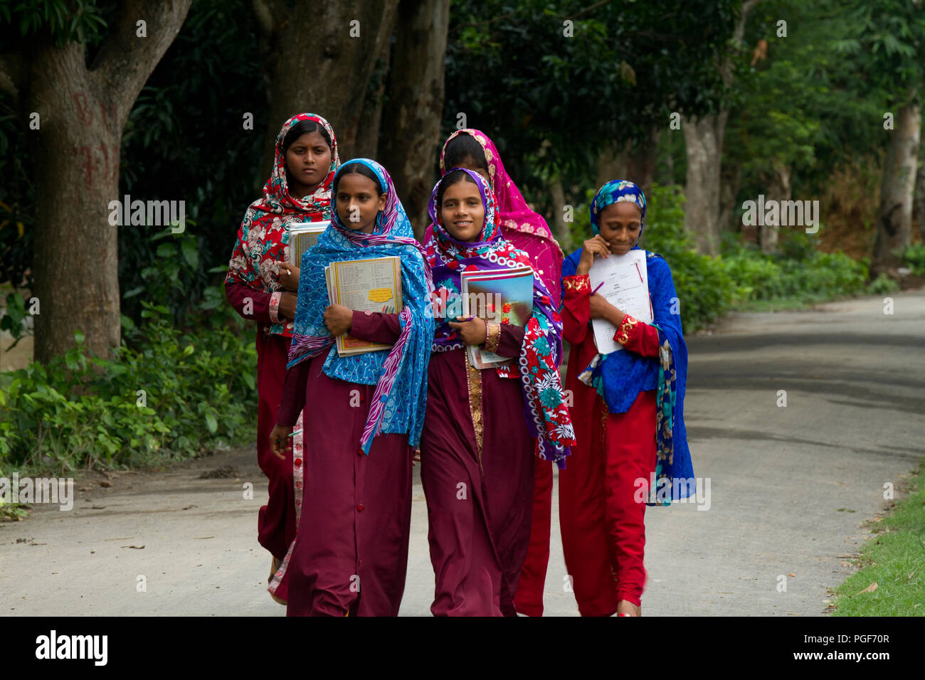 Schülerinnen zurück von der Schule. Chapainawabganj, Bangladesch. Stockfoto