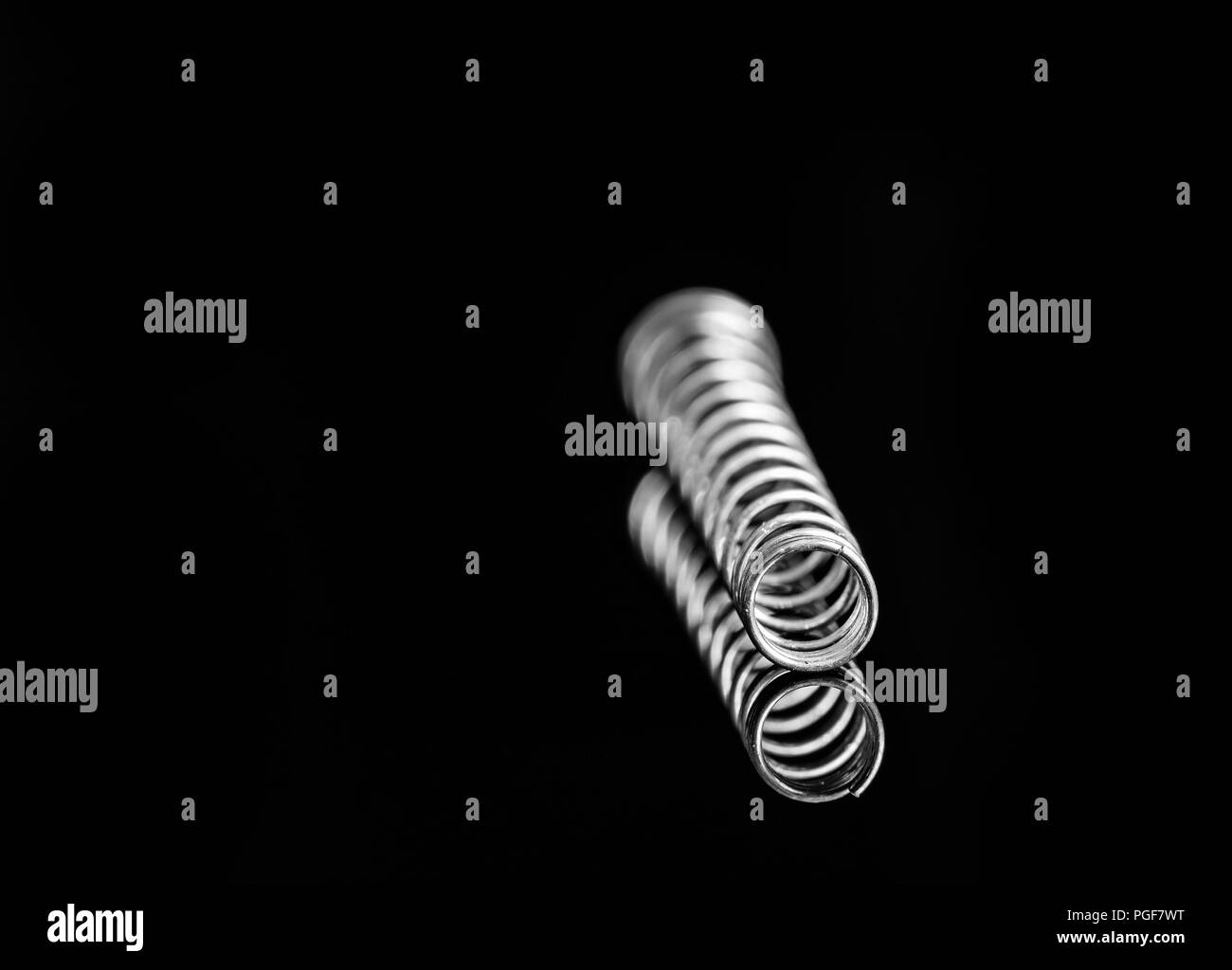 Silber metall Feder auf schwarzen Hintergrund mit Reflexion isoliert.  Makrofotografie Stockfotografie - Alamy