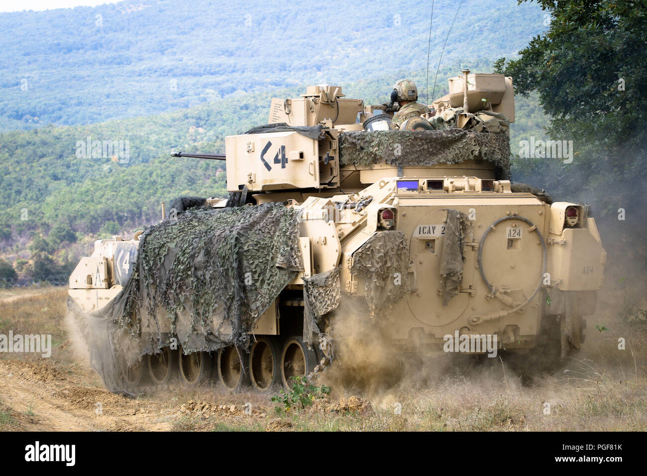 Us-Armee Sgt. Ansel Frayer, einen Führer zu Alpha Company, 2nd Battalion, 5th Cavalry Regiment, 1st Armored Brigade Combat Team, 1.Kavallerie Division zugeordnet, und seiner Crew, die M2A3 Bradley Kampffahrzeugen während einer Tabelle XII live Fire Training Manöver, Novo Selo, Bulgarien, 24. August 2018. Diese Übung ist zur Unterstützung der Atlantischen lösen, ein bleibendes Training übung zwischen der NATO und der US-Streitkräfte. (U.S. Army National Guard Foto von Sgt. Jamar Marcel Pugh, 382 Öffentliche Angelegenheiten Ablösung/1. ABCT, 1 CD-/Freigegeben) Stockfoto