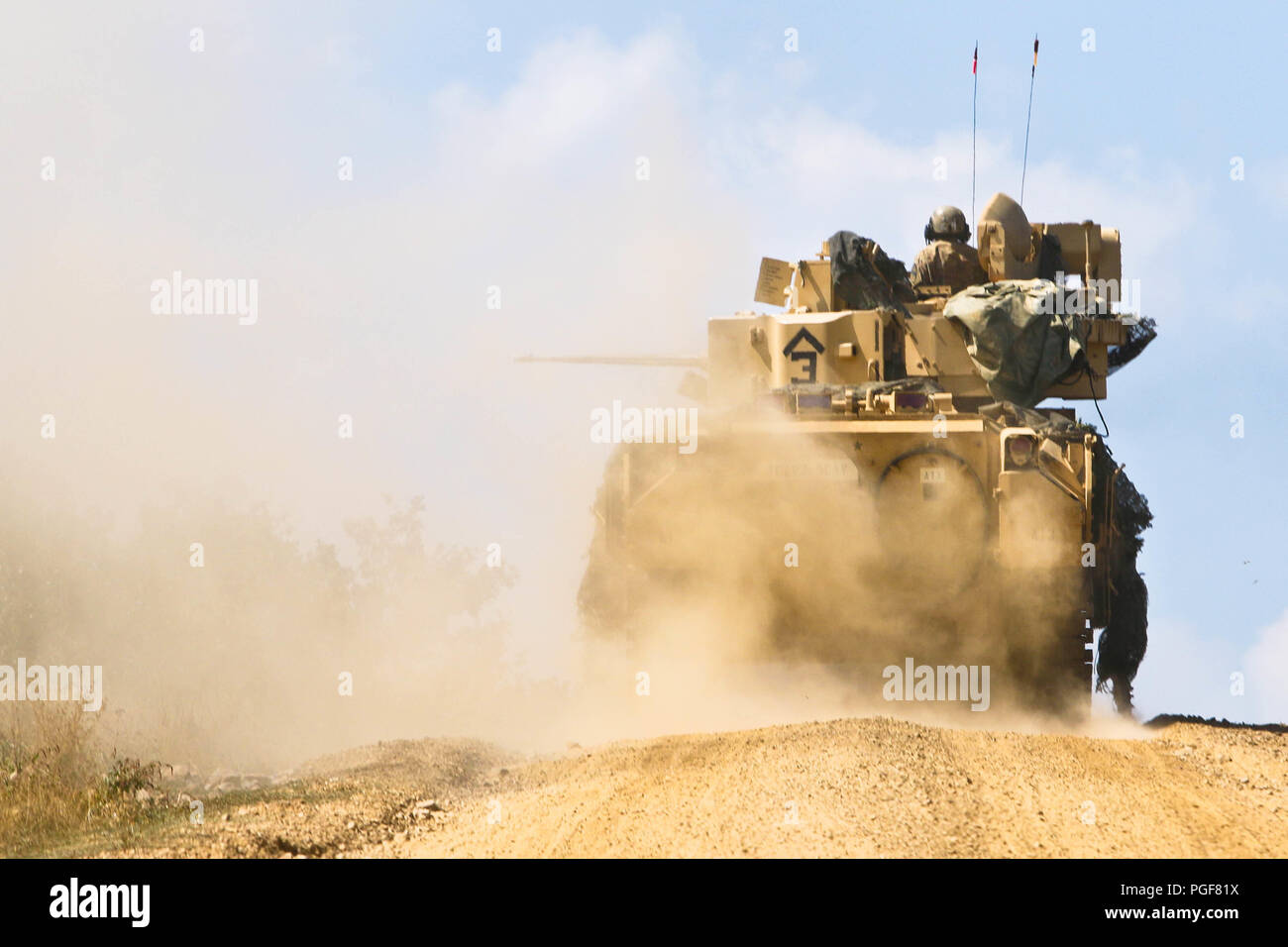 Us-Armee Soldaten an 2nd Battalion, 5th Cavalry Regiment, 1st Armored Brigade Combat Team, 1.Kavallerie Division, eine M2A3 Bradley Fighting Ausweich während einer Tabelle XII live fire Übung, Novo Selo, Bulgarien, 23. August 2018. Diese Übung ist zur Unterstützung der Atlantischen lösen, ein bleibendes Training übung zwischen der NATO und der US-Streitkräfte. (U.S. Army National Guard Foto von Sgt. Jamar Marcel Pugh, 382 Öffentliche Angelegenheiten Ablösung/1. ABCT, 1 CD-/Freigegeben) Stockfoto