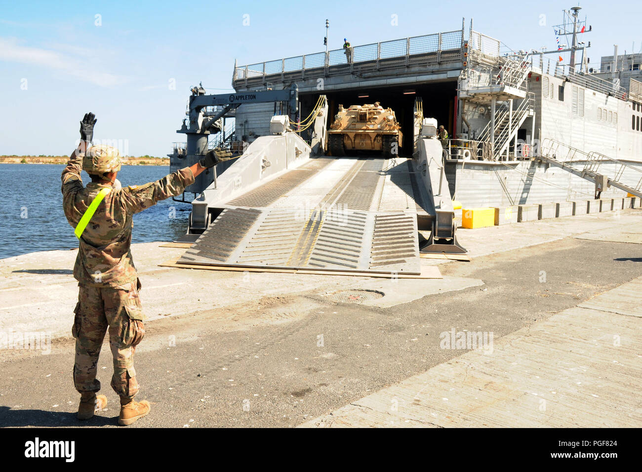 Soldaten zu Bravo Unternehmen Team zugeordnet, 2 Battalion, 5th Cavalry Regiment, 1st Armored Brigade Combat Team, 1.Kavallerie Division offload eine M88 A2 Hercules armored recovery Fahrzeug von der United States Naval Ship Carson City, einer Expeditionary schnellen Transport, im Hafen von Constanta, Rumänien, Nov. 20, 2018. Die Soldaten sind eine Umschichtung nach edlen Partner 2018, ein georgischer Streitkräfte und US-Armee Europa kooperativ-led bei der Verbesserung der Bereitschaft und der Interoperabilität von Georgia, USA und teilnehmenden Nationen. Stockfoto