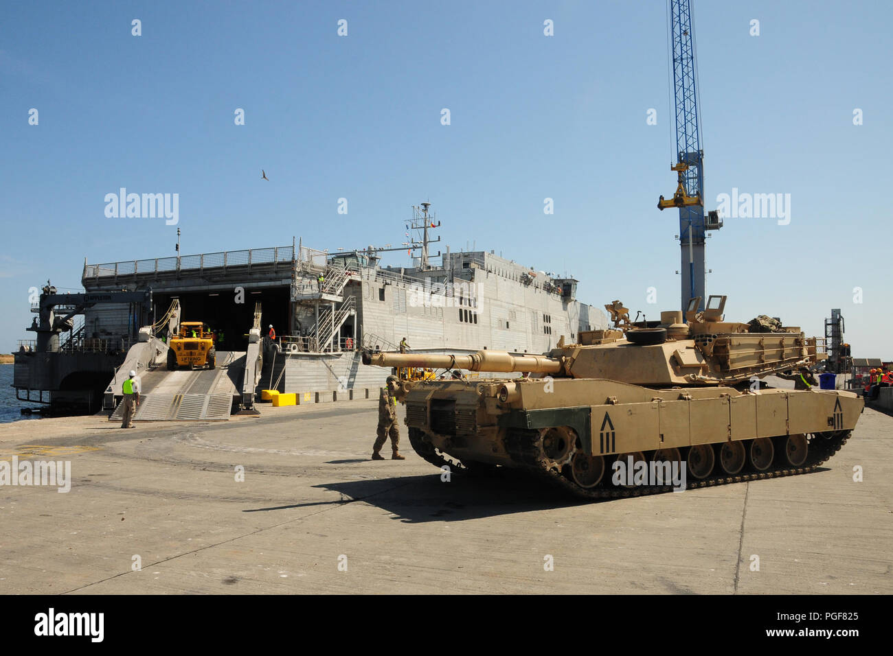 Soldaten zu Bravo Unternehmen Team zugeordnet, 2 Battalion, 5th Cavalry Regiment, 1st Armored Brigade Combat Team, 1.Kavallerie Division offload eine M1A2 Abrams Tank von der United States Naval Ship Carson City, einer Expeditionary schnellen Transport, im Hafen von Constanta, Rumänien, Nov. 20, 2018. Die Soldaten sind eine Umschichtung nach edlen Partner 2018, ein georgischer Streitkräfte und US-Armee Europa kooperativ-led bei der Verbesserung der Bereitschaft und der Interoperabilität von Georgia, USA und teilnehmenden Nationen. Stockfoto