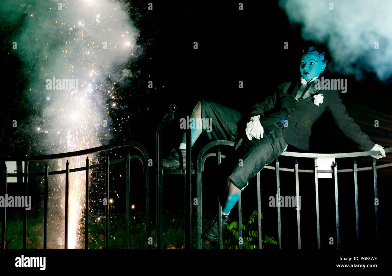 Die 'Biwak' Feuer Show von Générik Vapeur am Theater Op de Markt Straßentheater-Festival in Hasselt (Belgien, 08/08/2010) Stockfoto