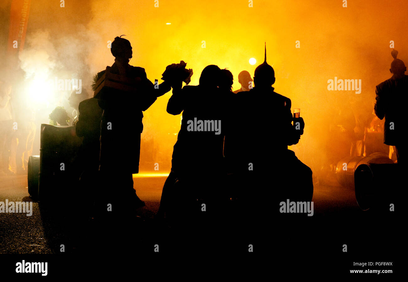 Die 'Biwak' Feuer Show von Générik Vapeur am Theater Op de Markt Straßentheater-Festival in Hasselt (Belgien, 08/08/2010) Stockfoto