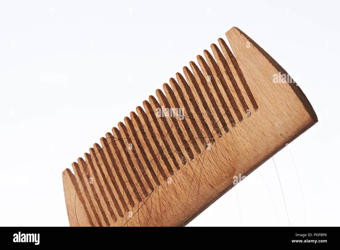 Verlorene Haare in Holz- bürste Kamm auf weißem Hintergrund. Verlieren Haare Thema Stockfoto