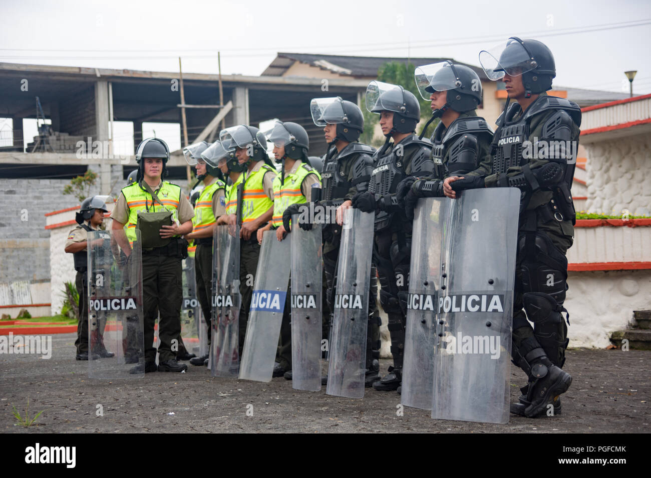 Cuenca, Ecuador/August 13, 2015 - Bereitschaftspolizei stand in Bildung, Schutz gegen mögliche Mühe an einen politischen Protest Stockfoto