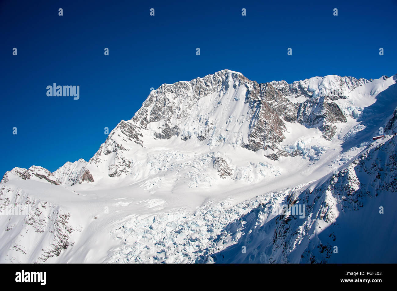 Luftaufnahme auf die Mueller Hut auf Mt Ollivier, Mount Cook National Park, Neuseeland. Die spektakuläre Landschaft mit Red Lodge auf einem schneebedeckten Aufstieg gehockt Stockfoto