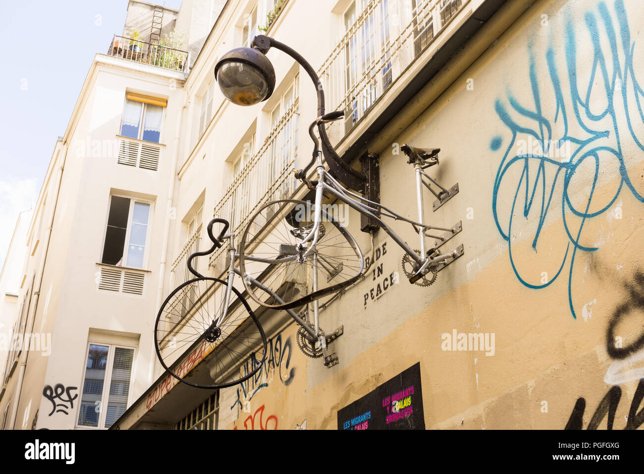 Paris Street Artwork - Fahrrad Kunst Installation "Fahrt in Frieden" in Paris, Frankreich, Europa. Stockfoto