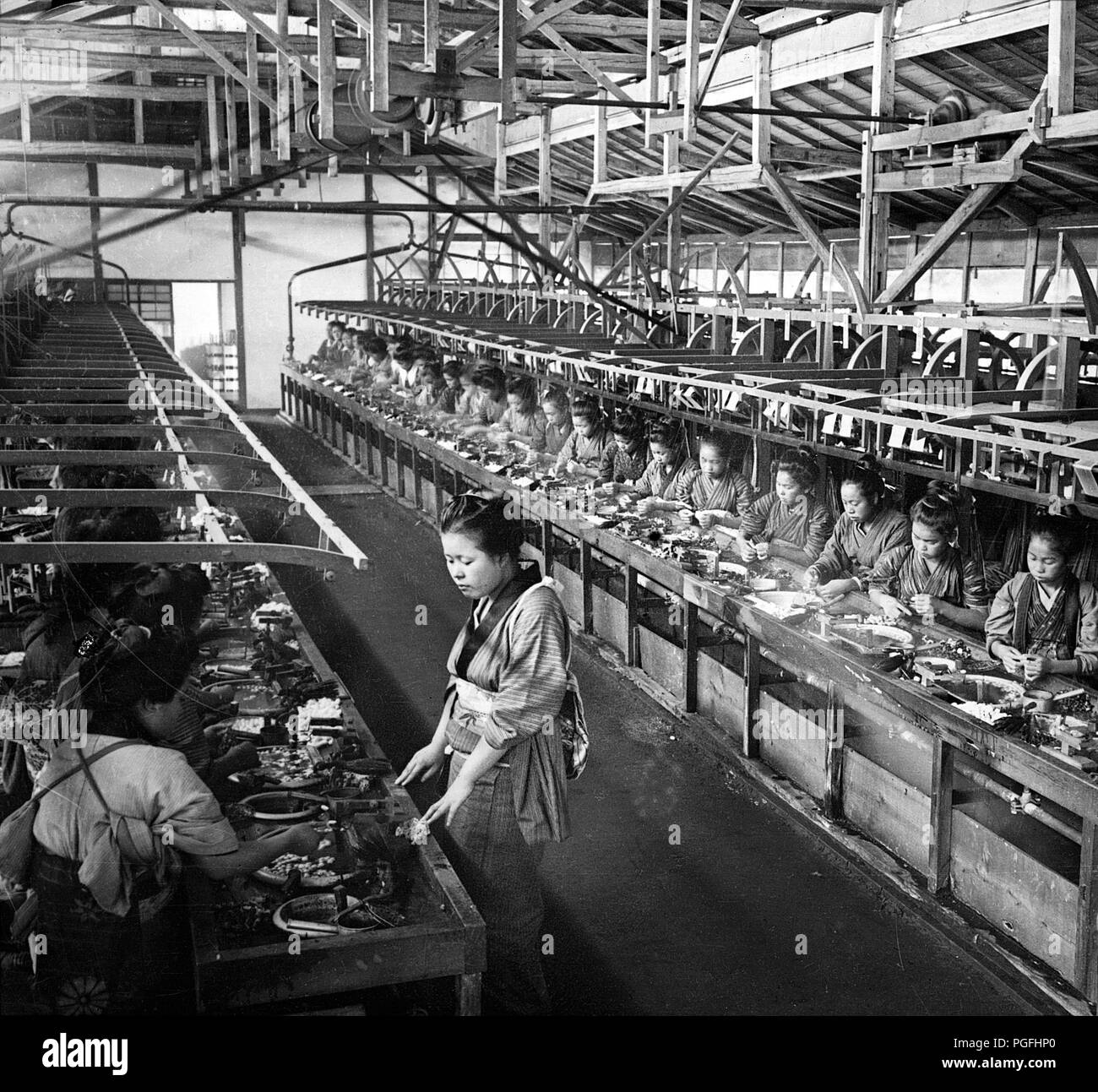 [C. 1900 Japan - Silk Factory] - Kochen Kokons und reeling Silk bei einer seidenfabrik in Nasu, Gunma Präfektur. 20. Jahrhundert vintage Glas schieben. Stockfoto