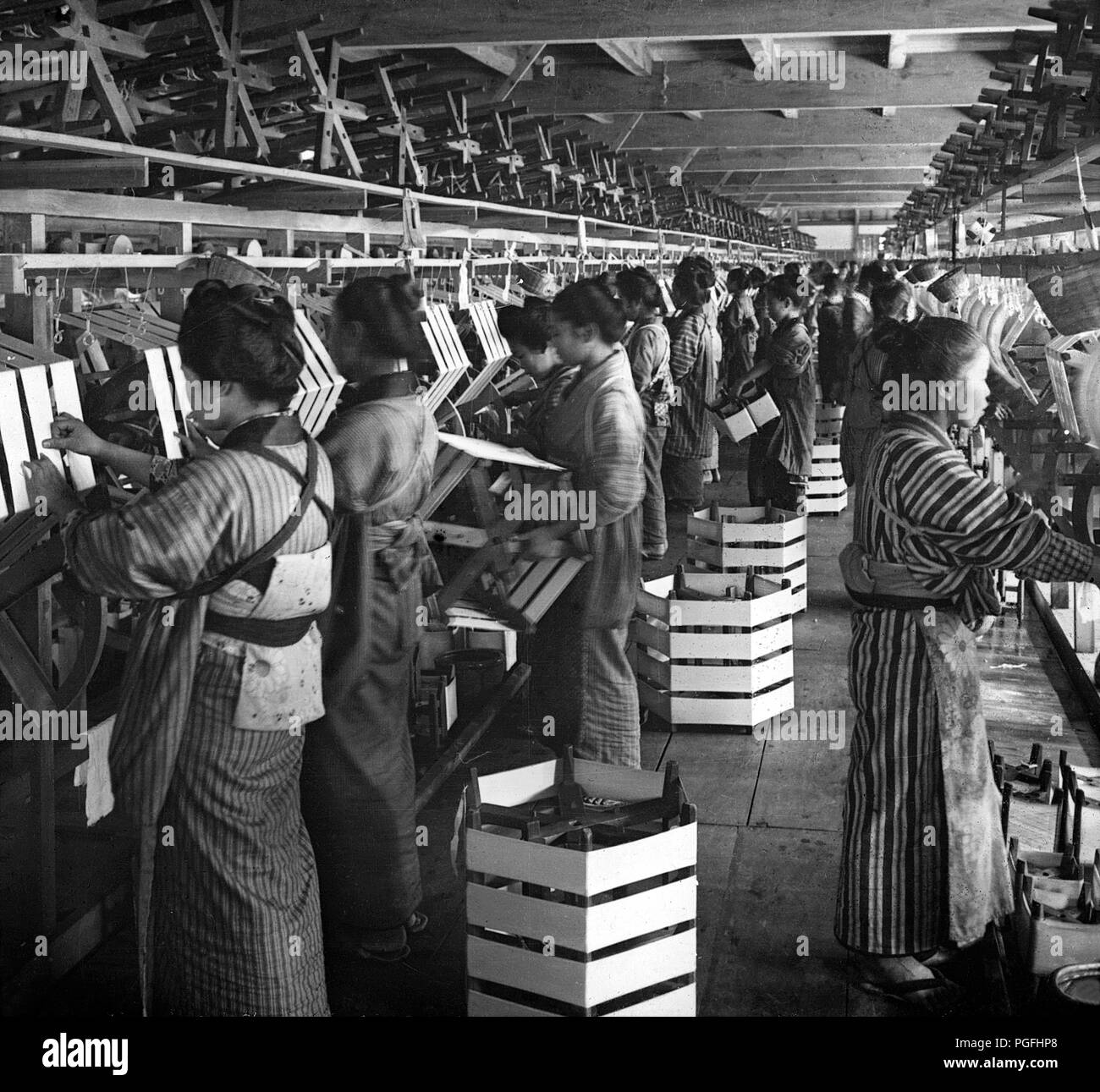 [C. 1900 Japan - Silk Factory] - Reeling silk bei einer seidenfabrik in Nasu, Gunma Präfektur. 20. Jahrhundert vintage Glas schieben. Stockfoto