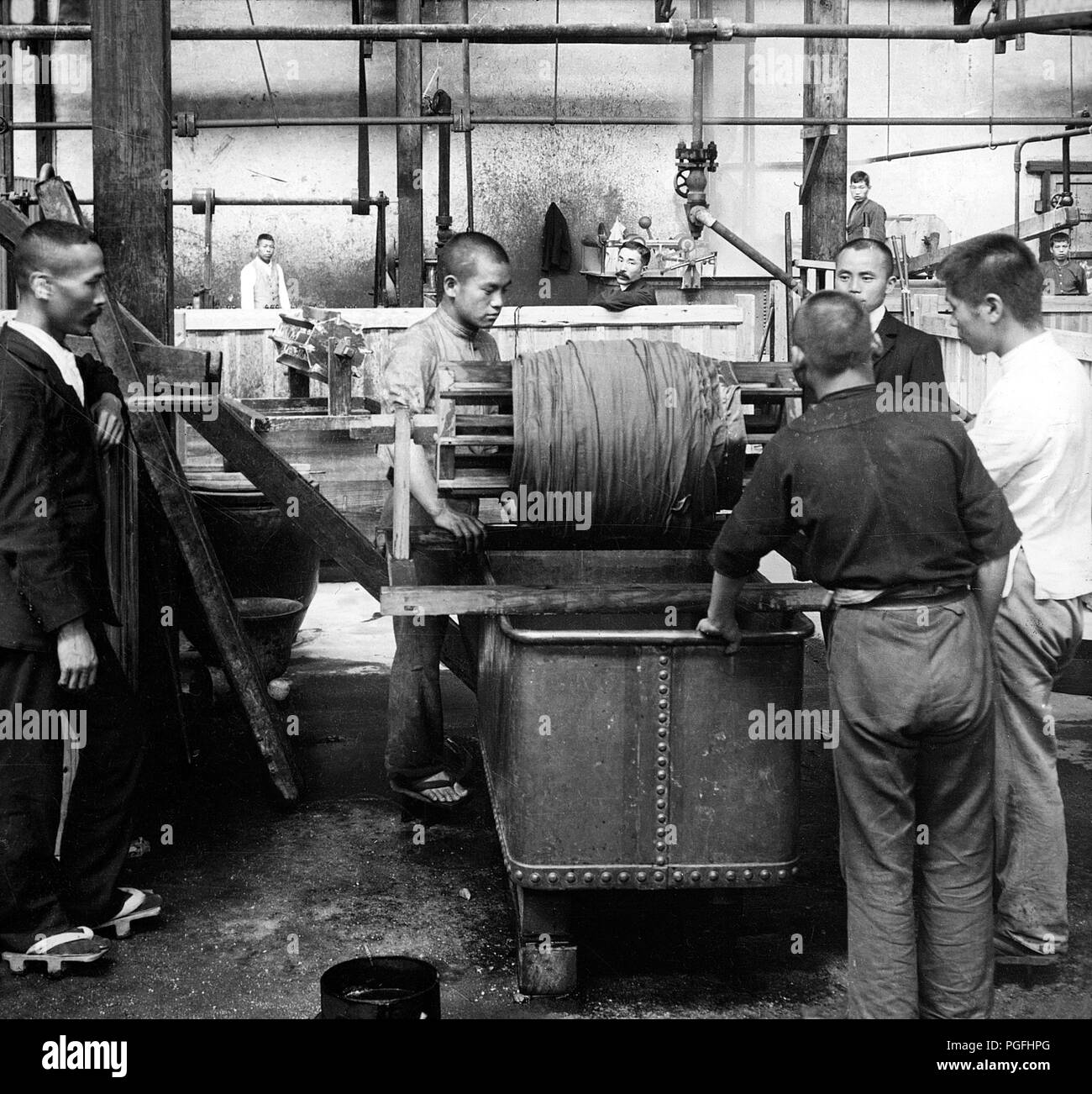 [C. 1900 Japan - Silk Factory] - Trockenraum im Kiryu Orimono KK (kiryu Textile Company Ltd.), ein japanisches Seidenfabrik in Kiryu, Gunma Präfektur. Das Unternehmen wurde als der Nihon Orimono KK (Japan Textile Company, Ltd.) im Jahre 1887 (Meiji 20). Zu der Zeit als es in Japan war das größte und modernste Seide Fabrik, in den gesamten Prozess der Fertigung von Maschinen getan wurde. 20. Jahrhundert vintage Glas schieben. Stockfoto