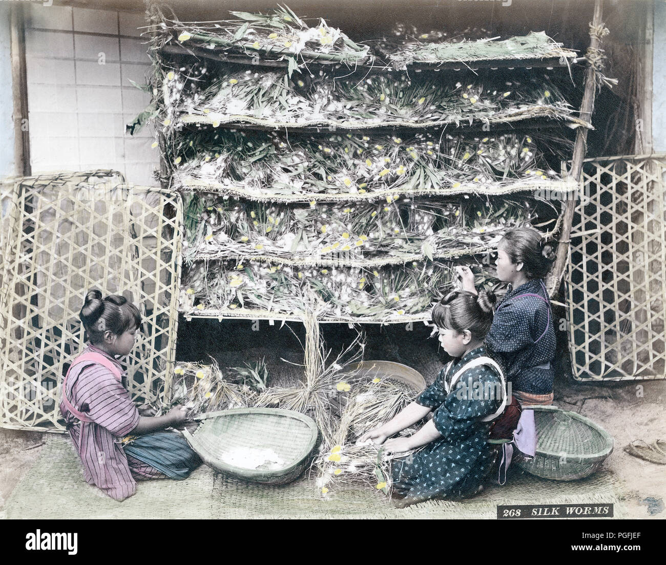 [C. 1880 Japan - Japanische Seide Anbau] - eine Frau und zwei Kinder arbeiten mit Seidenraupen. 19 Vintage albumen Foto. Stockfoto