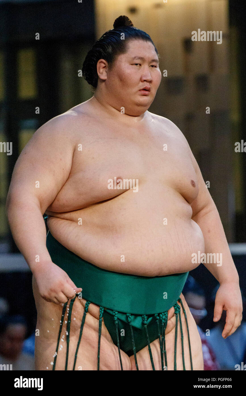 Tokio, Japan. 26 Aug, 2018. Sumo-ringer Ichinojo Takashi beteiligt sich an einem speziellen Grand Sumo Turnier ''Hakkiyoi KITTE'' auf der Tokyo KITTE kommerziellen Komplex vor dem Bahnhof von Tokio am 26. August 2018, Tokio, in Japan gehalten. Jedes Jahr Sumo Ringer in ein spezielles Turnier vor der Tokyo Station, die Kultur des Sumo Ringen zu fördern. Credit: Rodrigo Reyes Marin/LBA/Alamy Leben Nachrichten Quelle: Lba Co.Ltd./Alamy leben Nachrichten Stockfoto