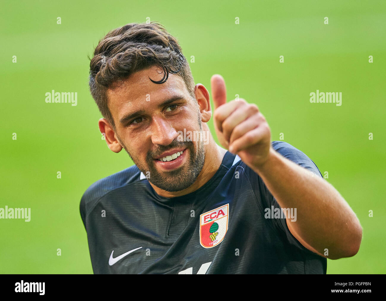 Fortuna-FCA Fußball, Düsseldorf, 25. August 2018 Rani KHEDIRA, FCA 8 Jubel, Freude, Emotionen, feiern, lachen, Jubeln, Jubeln, reißt die Arme, ballte die Faust, Fortuna Düsseldorf - FC Augsburg - DFL-Bestimmungen verbieten die Verwendung von Fotografien als BILDSEQUENZEN und/oder quasi-VIDEO - 1. Bundesliga, Düsseldorf, 25. August 2018, Saison 2018/2019, Spieltag 1 © Peter Schatz/Alamy leben Nachrichten Stockfoto