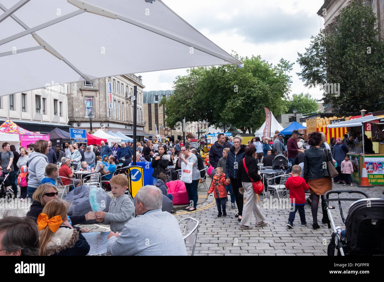 Bolton, Großbritannien. 25. August 2018. Fotos auf der belebten Samstag Nachmittag der drei Tag Essen und Trinken Festival in Bolton, Manchester, die dauert von Freitag, den 24. August bis Montag, den 27. August. Das Festival ist das größte im Nordwesten von England. Credit: Ruaux/Alamy leben Nachrichten Stockfoto