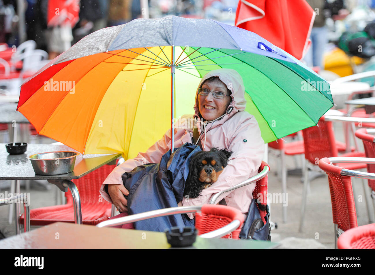 Brighton UK 26. August 2018 - Dieser Hund und Besitzer bleiben trocken auf Brighton Seafront in der Wind und der Regen da schlechtes Wetter fegt über der Südküste heute, aber die Prognose ist für es für August Bank Holiday Montag: Simon Dack/Alamy Leben Nachrichten verbessern Stockfoto