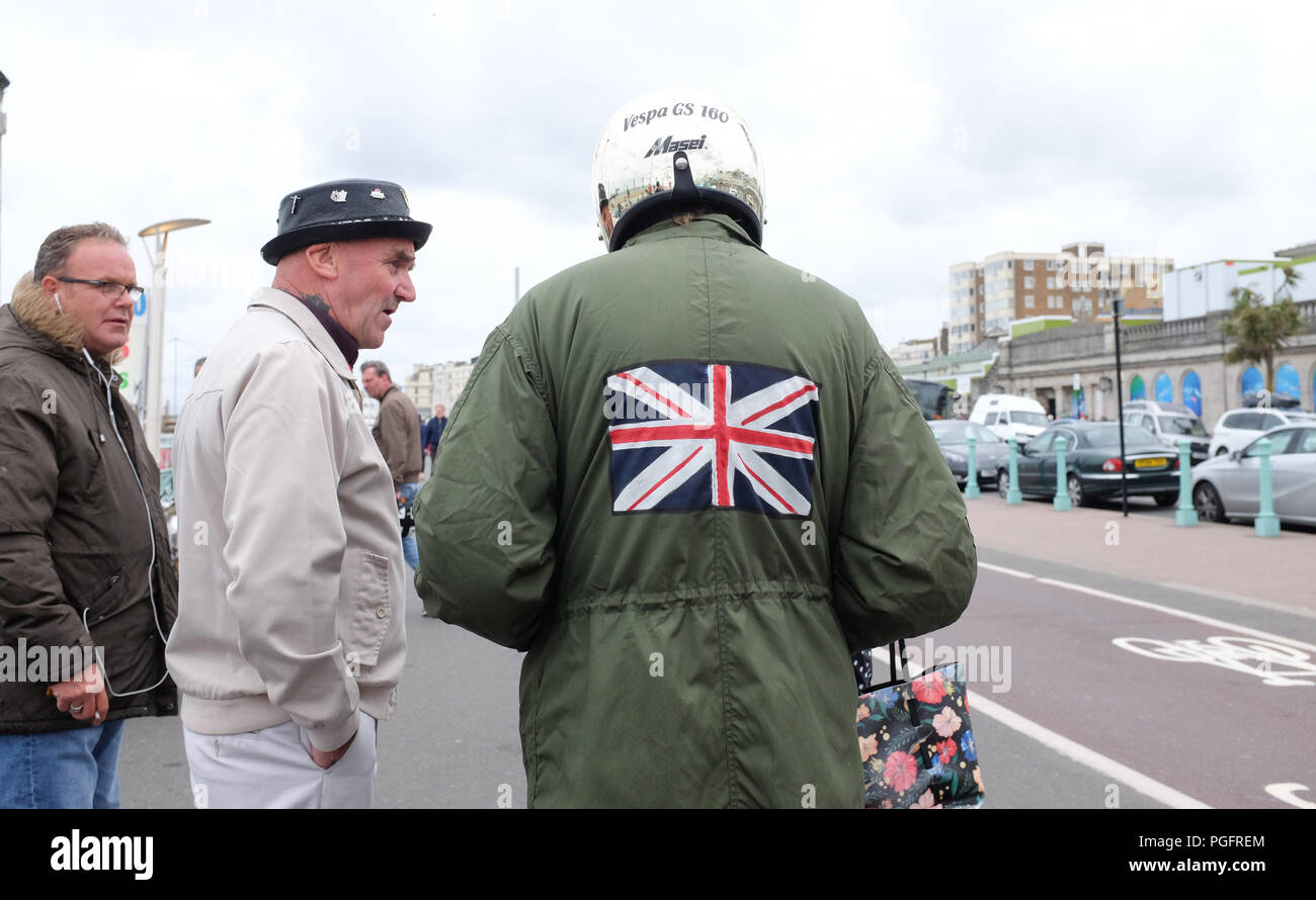 Brighton, UK. 26. August 2018. Trotz des schlechten Wetters Mods mit ihren Rollern steigen auf Brighton Seafront heute als Teil ihrer Mod Weekender Ereignis. Jeden August Bank Holiday hunderte Mods aus dem ganzen Land steigen auf Brighton für ihre traditionelle Veranstaltung, die je nach Wetter umfasst eine Fahrt zum Strand Kopf durch den Film Quadrophenia Foto von Simon Dack Credit: Simon Dack/Alamy Leben Nachrichten: Simon Dack/Alamy Live News inspiriert Stockfoto