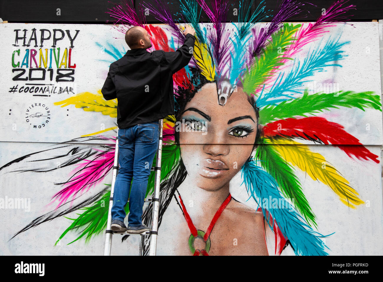 London, Großbritannien. 26. August 2018. Künstler Malerei eine bunte Graffiti eines Karnevals Tänzerin in der Portobello Road. Notting Hill Carnival. Foto: Bettina Strenske/Alamy leben Nachrichten Stockfoto
