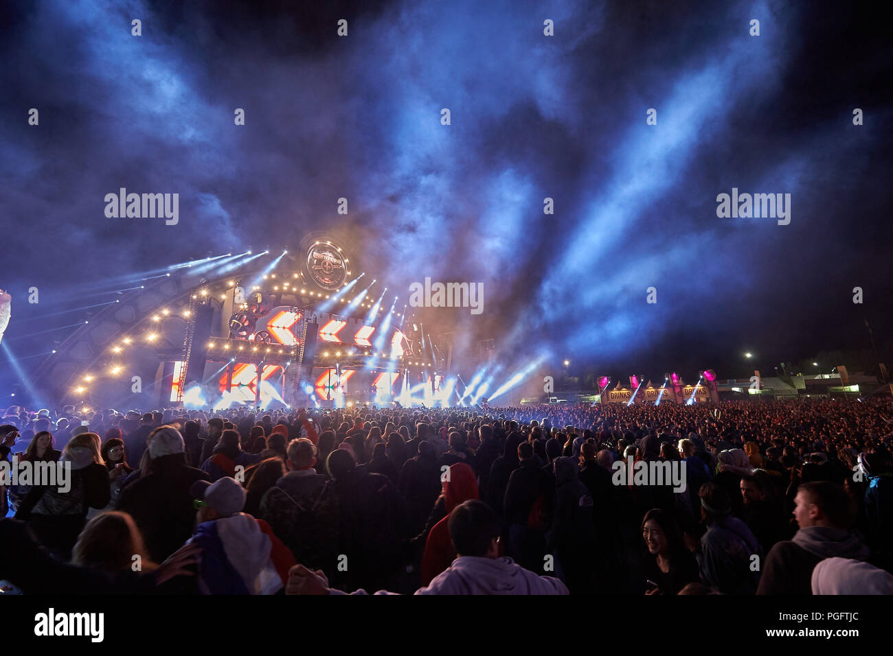 Nürburg, Deutschland. 26 Aug, 2018. Besucher der techno Festival 'Neue Horizonte' Tanz auf dem Nürburgring an den elektronischen Klängen von etwa 100 DJs. Quelle: Thomas Frey/dpa/Alamy leben Nachrichten Stockfoto