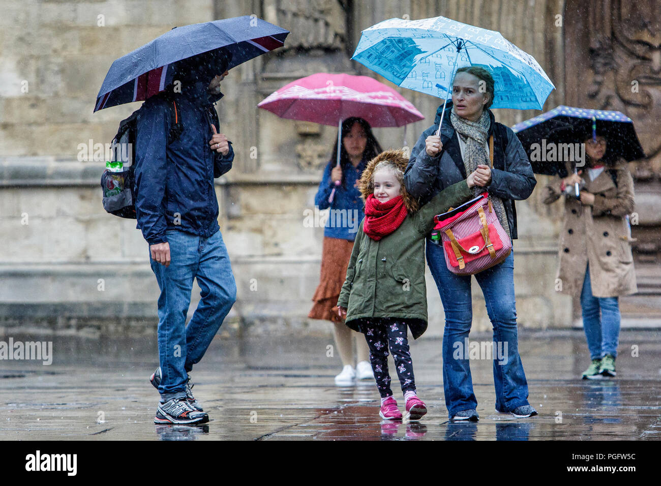 Badewanne, UK, 26 August, 2018. Touristen sind außerhalb von Bath Abbey als heftiger Regenschauer ihren Weg über Südengland. Credit: Lynchpics/Alamy leben Nachrichten Stockfoto