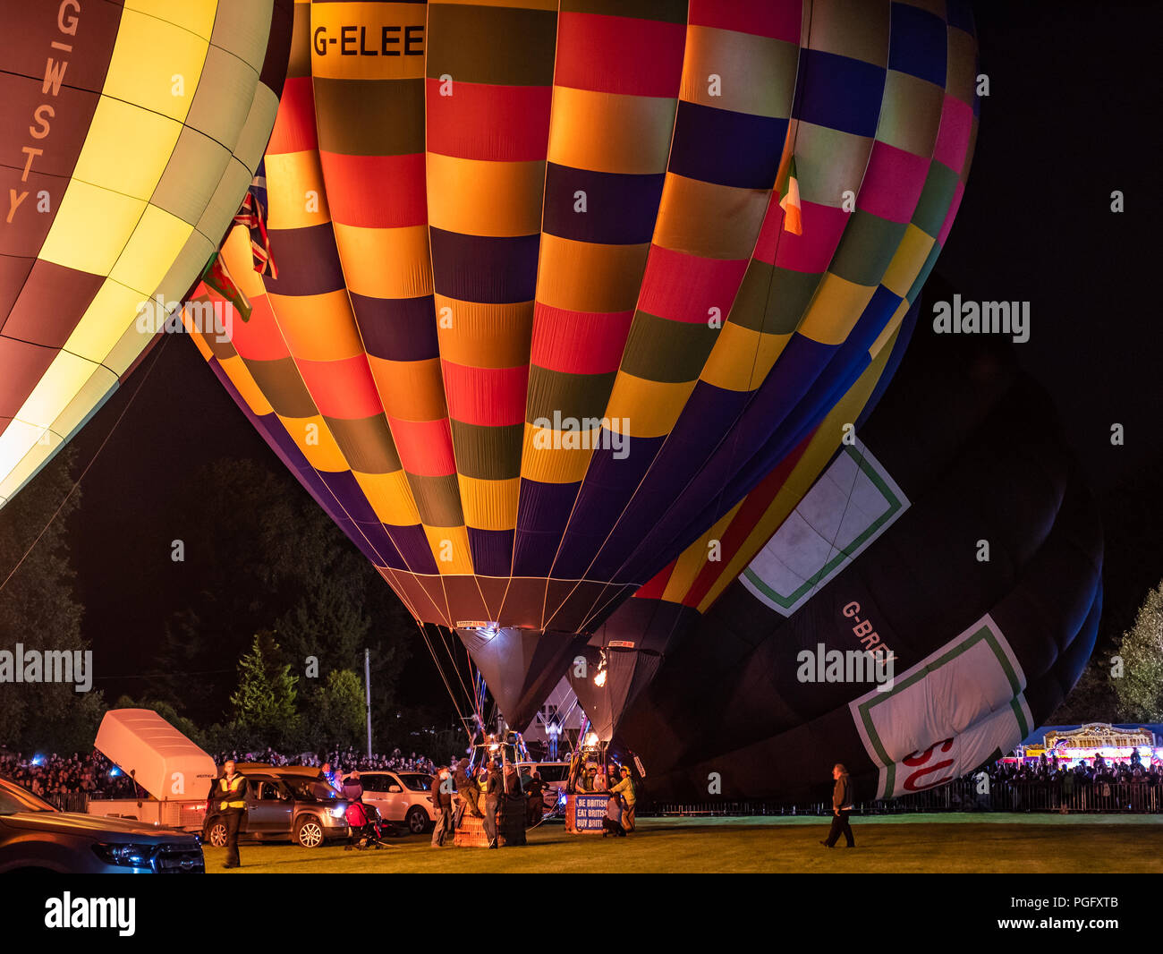 Strathaven, Schottland, 25. Aug 2018. "Die Glut" an der International Balloon Festival ist eine magische Szene von Licht und Farbe Ausleuchten der Nachthimmel mit blinkt von den Brennern der gefesselte Ballone im John hastie Park in Strathaven, Schottland. Kredit George Robertson/Alamy leben Nachrichten Stockfoto