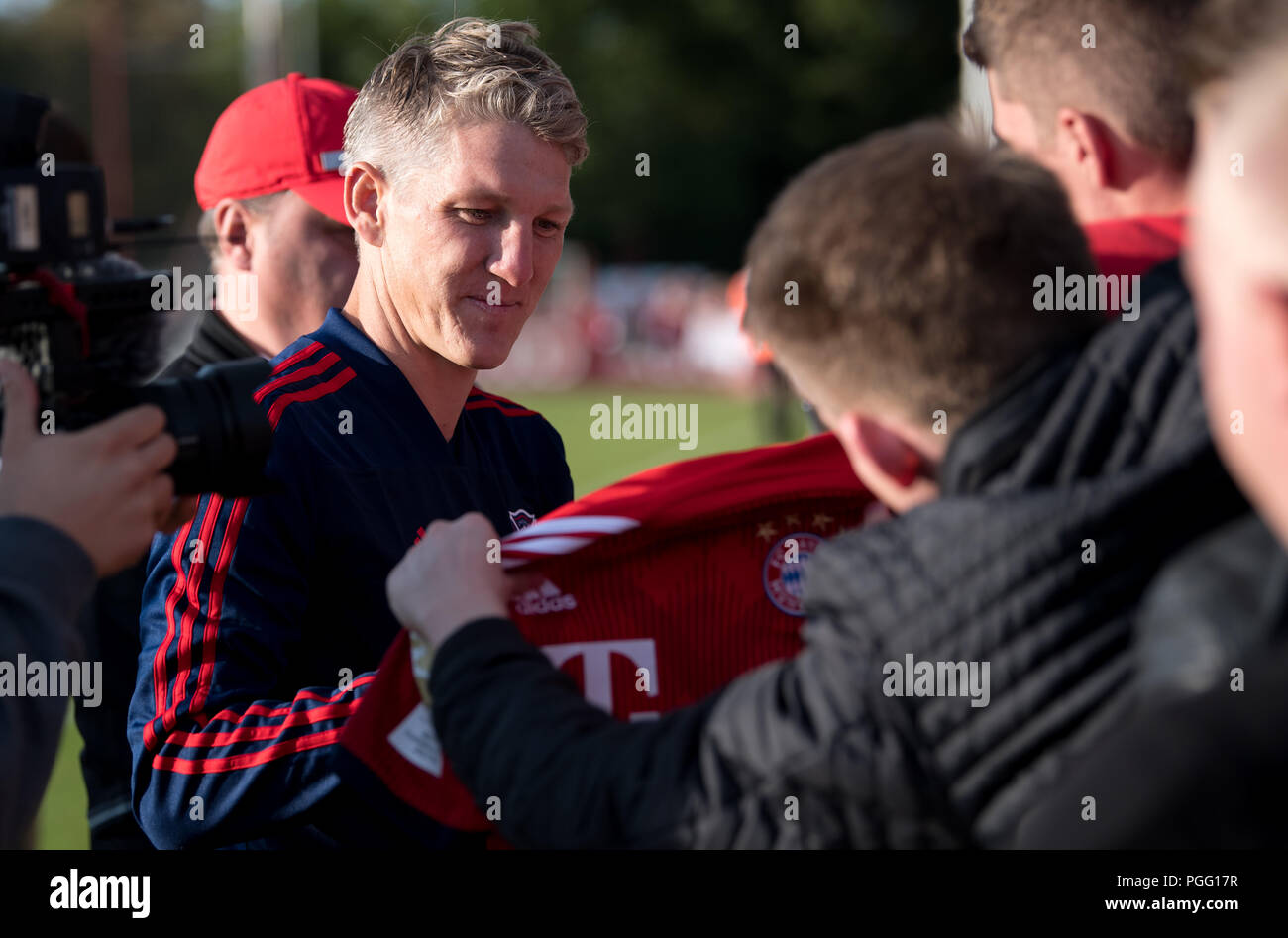 München, Deutschland. 26. August 2018. Fußball, Ausbildung von Chicago Feuer auf dem Trainingsgelände des FC Bayern München an der Säbener: Bastian Schweinsteiger Autogramme nach dem Training. Der Abschied der ehemalige Spieler des FC Bayern München findet am 28.08.2018. Foto: Sven Hoppe/dpa Quelle: dpa Picture alliance/Alamy leben Nachrichten Stockfoto