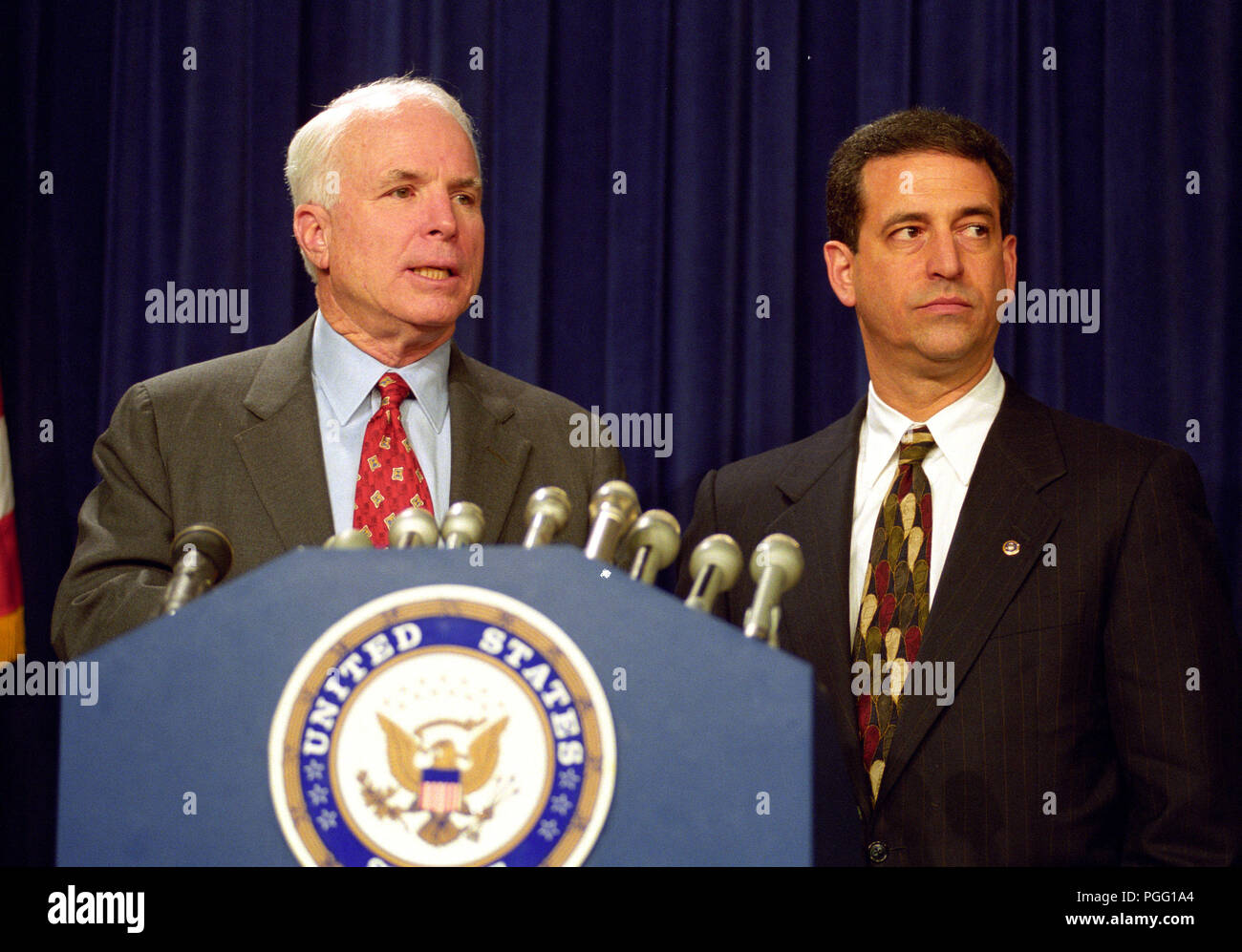 März 8, 2018 - Washington, District of Columbia, Vereinigte Staaten von Amerika - United States Senatoren John McCain (Republikaner aus Arizona), links, und Russ Feingold (Demokrat von Wisconsin), rechts, Treffen Journalisten nach Ihrem Vorschlag zur Überholung Kampagne Finanzierung Gesetze der Nation durch eine republikanische Filibuster im vierten Jahr in der US Capitol in Washington, DC am 19. Oktober 1999 fiel. Die Rechnung würde weiches Geld verboten haben und hätte nicht organisiertes Mitglieder Gewerkschaften von ihrer obligatorischen Abgaben auf politische Aktivitäten zu stoppen. Credit: Ron Sachs/CNP (Credit Bild: © R Stockfoto