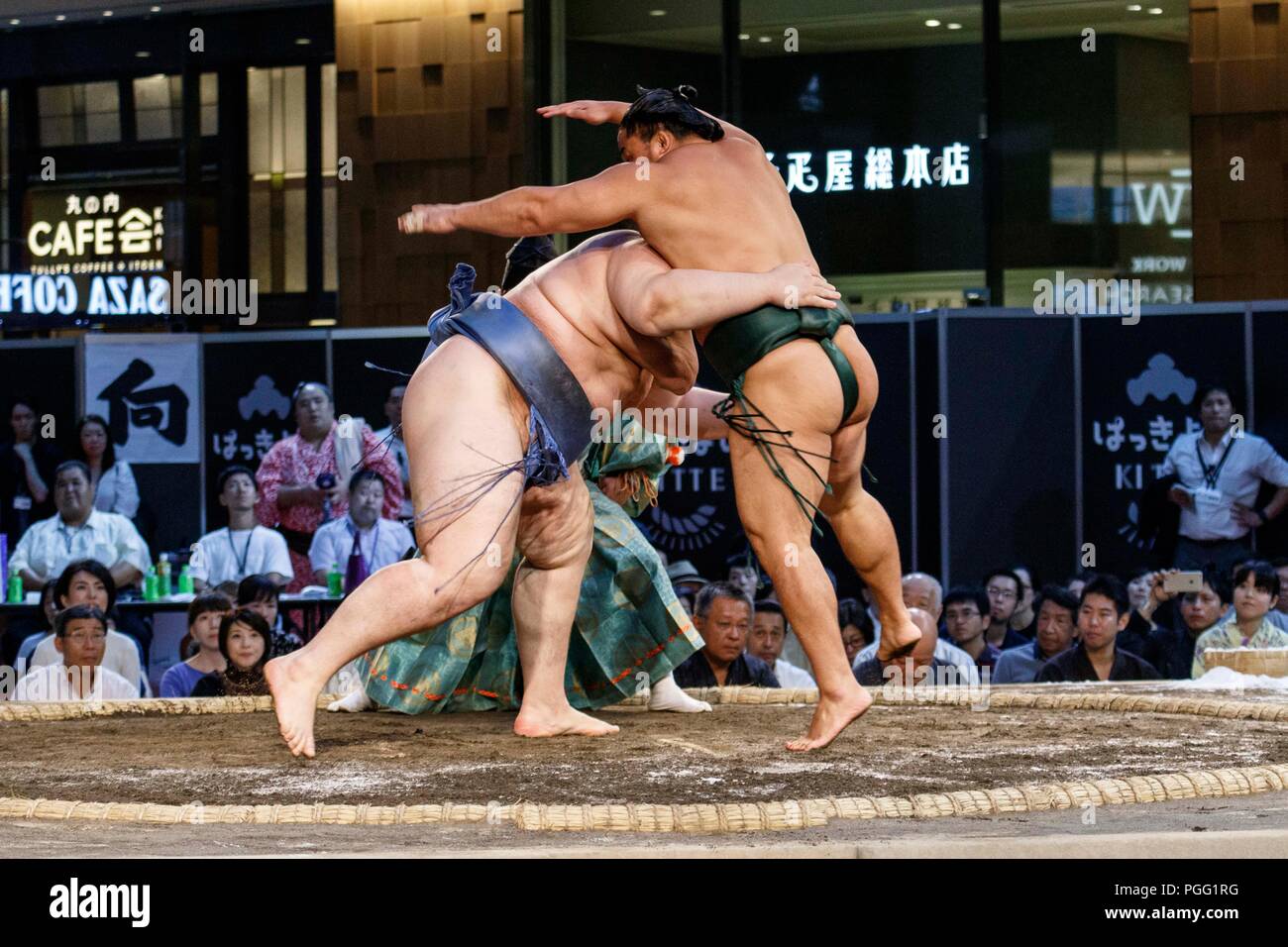 Tokio, Japan. 26 Aug, 2018. Sumo Ringer die Teilnahme an einem speziellen Grand Sumo Turnier ''Hakkiyoi KITTE'' auf der Tokyo KITTE kommerziellen Komplex vor dem Bahnhof von Tokio am 26. August 2018, Tokio, in Japan gehalten. Jedes Jahr Sumo Ringer in ein spezielles Turnier vor der Tokyo Station, die Kultur des Sumo Ringen zu fördern. (Foto von Rodrigo Reyes Marin/LBA) Quelle: Lba Co.Ltd./Alamy leben Nachrichten Stockfoto