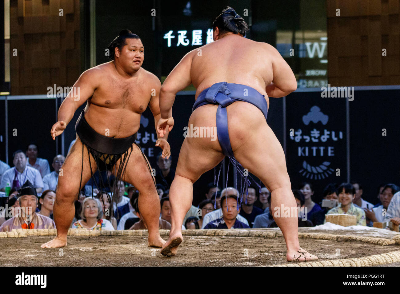 Tokio, Japan. 26 Aug, 2018. Sumo Ringer die Teilnahme an einem speziellen Grand Sumo Turnier ''Hakkiyoi KITTE'' auf der Tokyo KITTE kommerziellen Komplex vor dem Bahnhof von Tokio am 26. August 2018, Tokio, in Japan gehalten. Jedes Jahr Sumo Ringer in ein spezielles Turnier vor der Tokyo Station, die Kultur des Sumo Ringen zu fördern. (Foto von Rodrigo Reyes Marin/LBA) Quelle: Lba Co.Ltd./Alamy leben Nachrichten Stockfoto