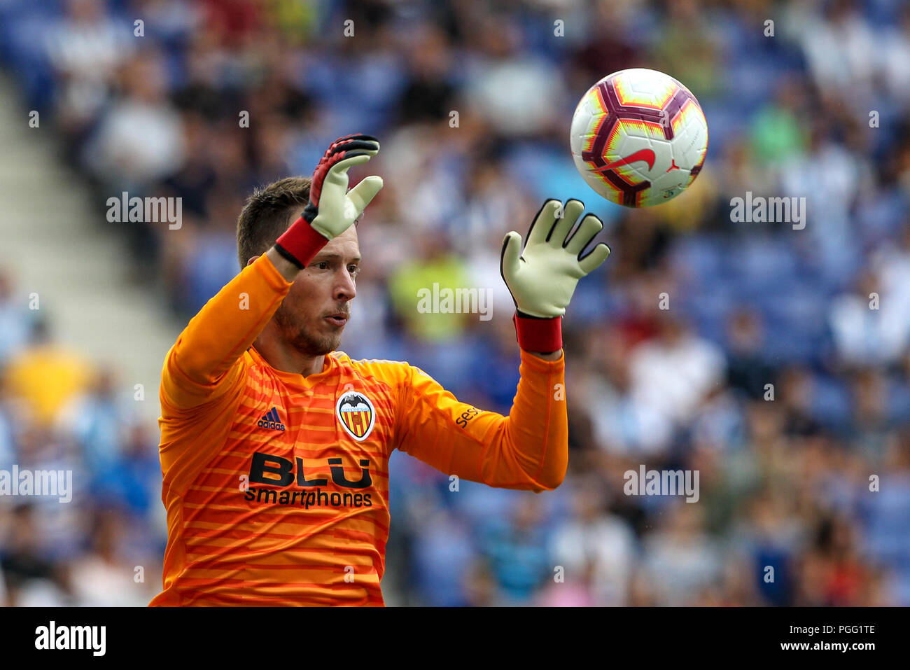 Barcelona, Spanien. 26. August 2018. Liga Fußball, Espanyol gegen Valencia; Goalie Neto von Valencia CF einfach von einem Schuß Kreditkarte speichert: Aktion Plus Sport Bilder/Alamy Live News Credit: Aktion Plus Sport Bilder/Alamy leben Nachrichten Stockfoto