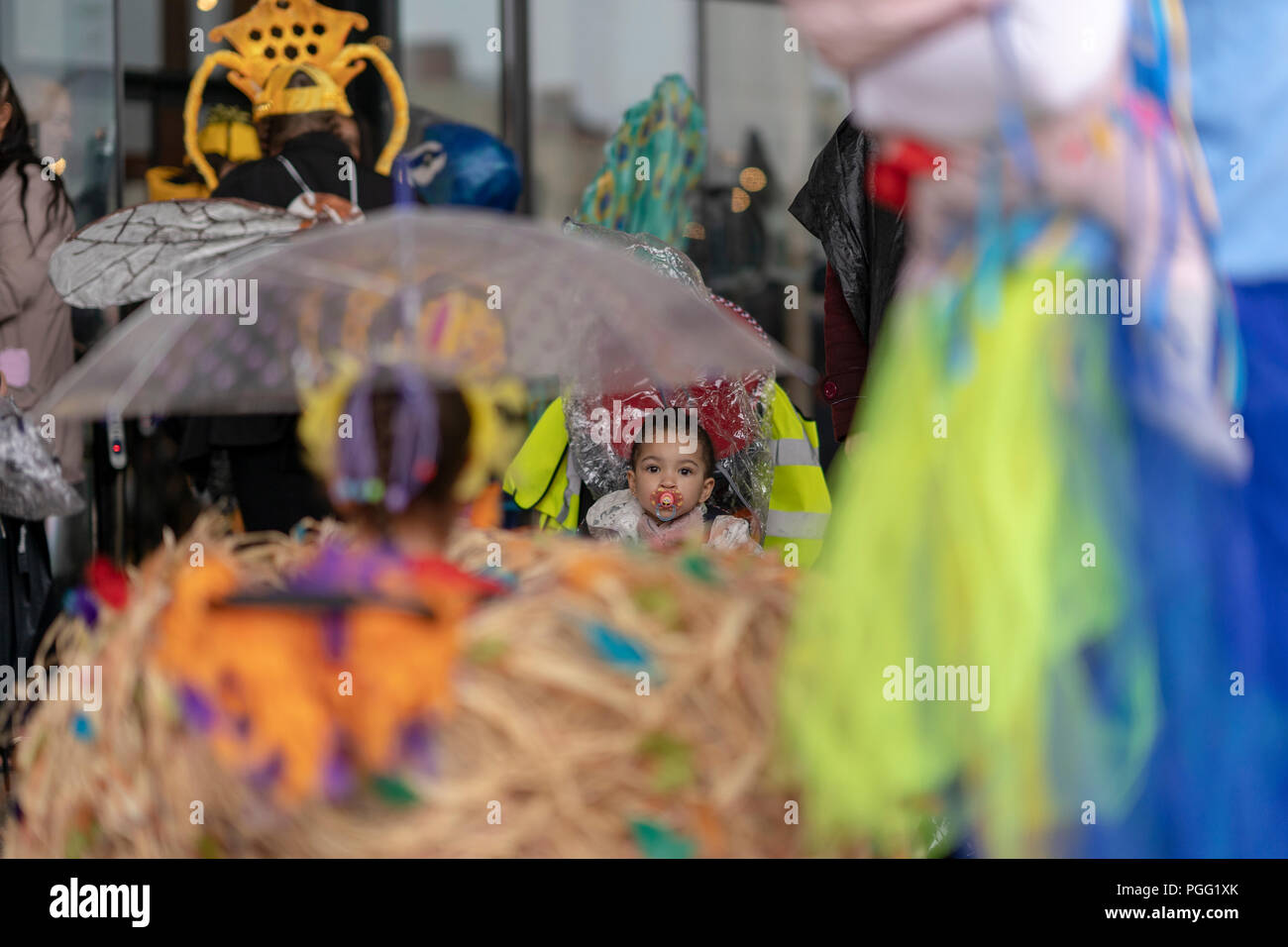 Cardiff, Wales, 26. August 2018: Lokale Gemeinschaften teilnehmen am Annua lButetown Karnevalsumzug 2018 in Cardiff Bay, Wales am 25. August 2018. Credit: Daniel Damaschin/Alamy leben Nachrichten Stockfoto
