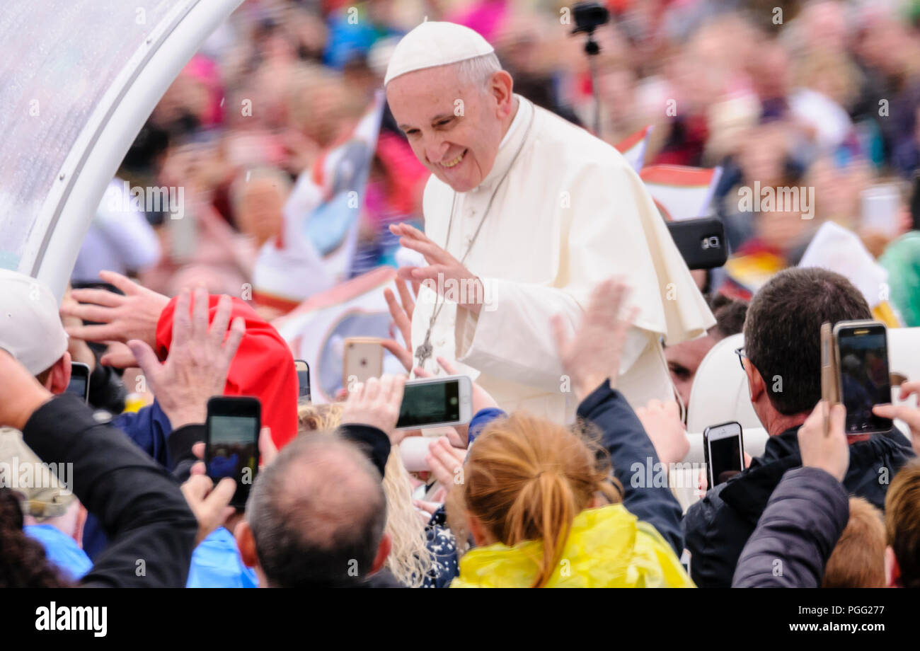 Dublin, Irland. 26/08/2018 - Papst Franziskus Köstlichkeiten der 500.000 Menschen, die Masse, die mit einer 20-minütigen Fahrt durch die Menschenmenge in seinem Papamobil.. Stockfoto