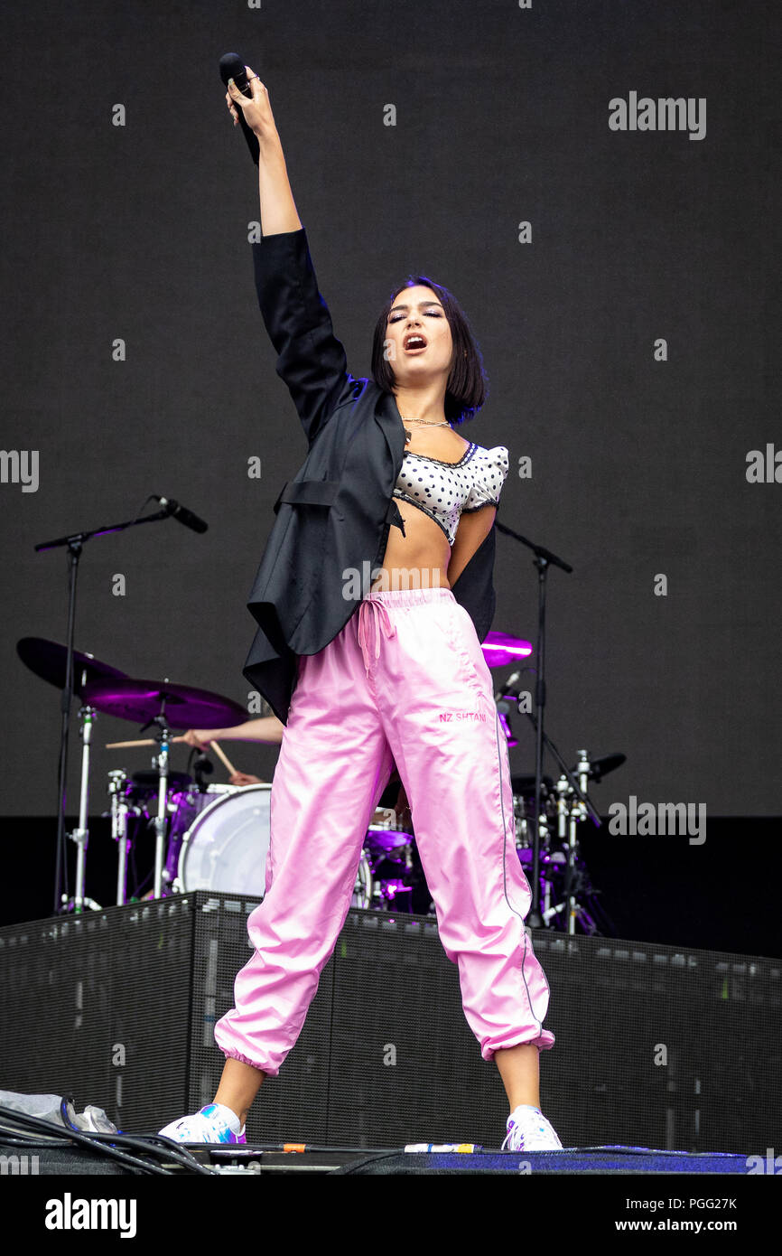 Dua lipa performing at reading festival -Fotos und -Bildmaterial in