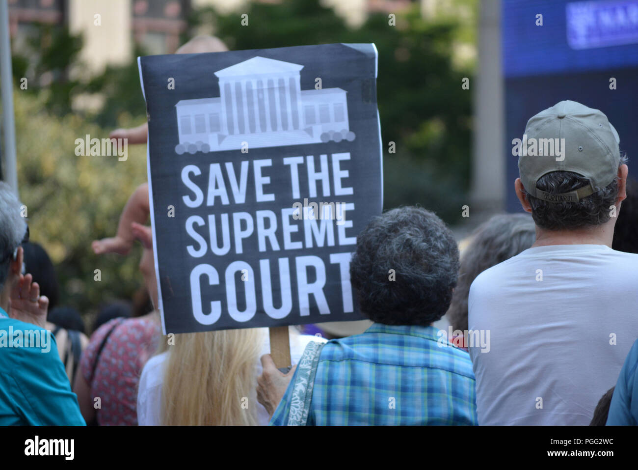 New York, USA. 26. Aug 2018. Menschen protestieren Supreme Court nominee Brett Kavanaugh bei einer Kundgebung in New York City. Quelle: Christopher Penler/Alamy leben Nachrichten Stockfoto