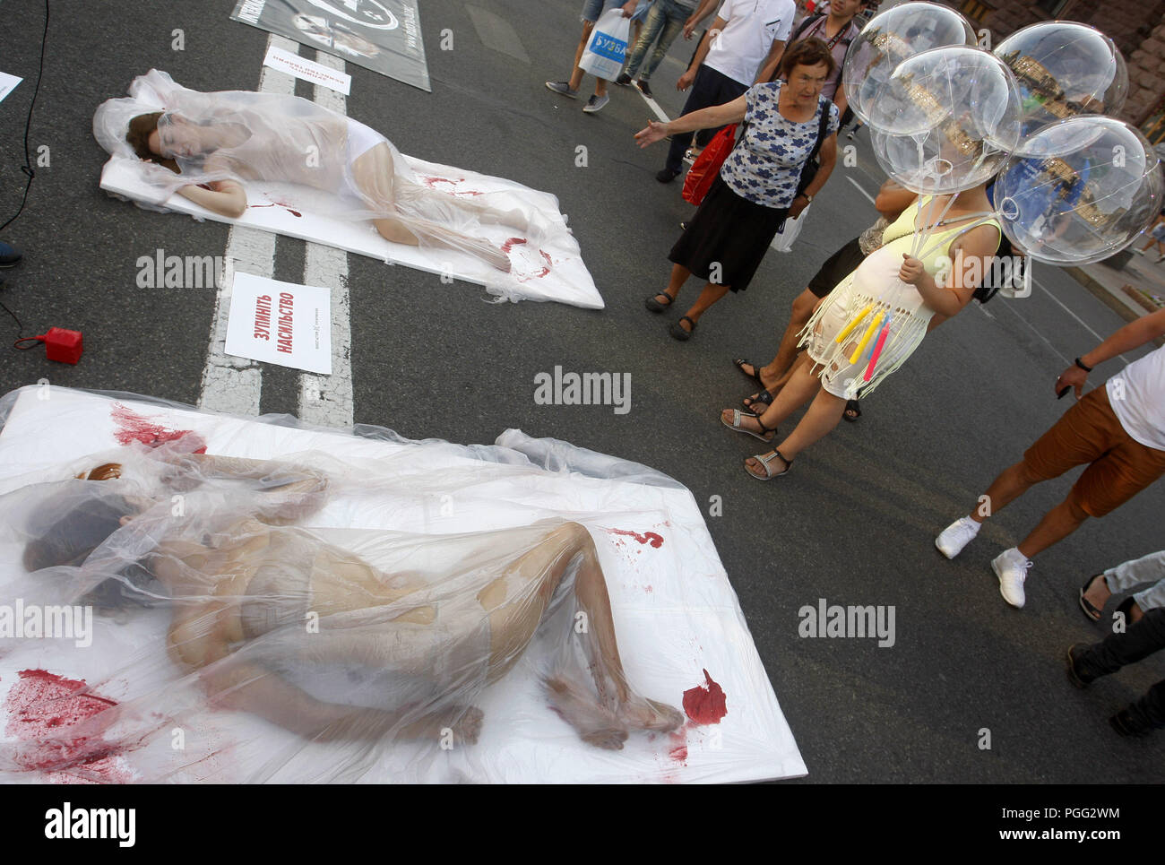 Kiew, Ukraine. 26 Aug, 2018. Die Leute schauen auf Tierschützer in Kunststofffolien wie Fleisch verpackt in einem Supermarkt bedeckt, während ihren Protest anlässlich der 4. World Tag für das Ende der Spezismus, in Kiew, Ukraine, am 26. August 2018. Die Welt Tag für das Ende der Spezismus lädt Tier Verteidigung Gesellschaften aus aller Welt Ereignisse, spezismus Herausforderung und für eine echte Prüfung der Rechte und Interessen der Tiere Fragen zu organisieren. Credit: Serg Glovny/ZUMA Draht/Alamy leben Nachrichten Stockfoto