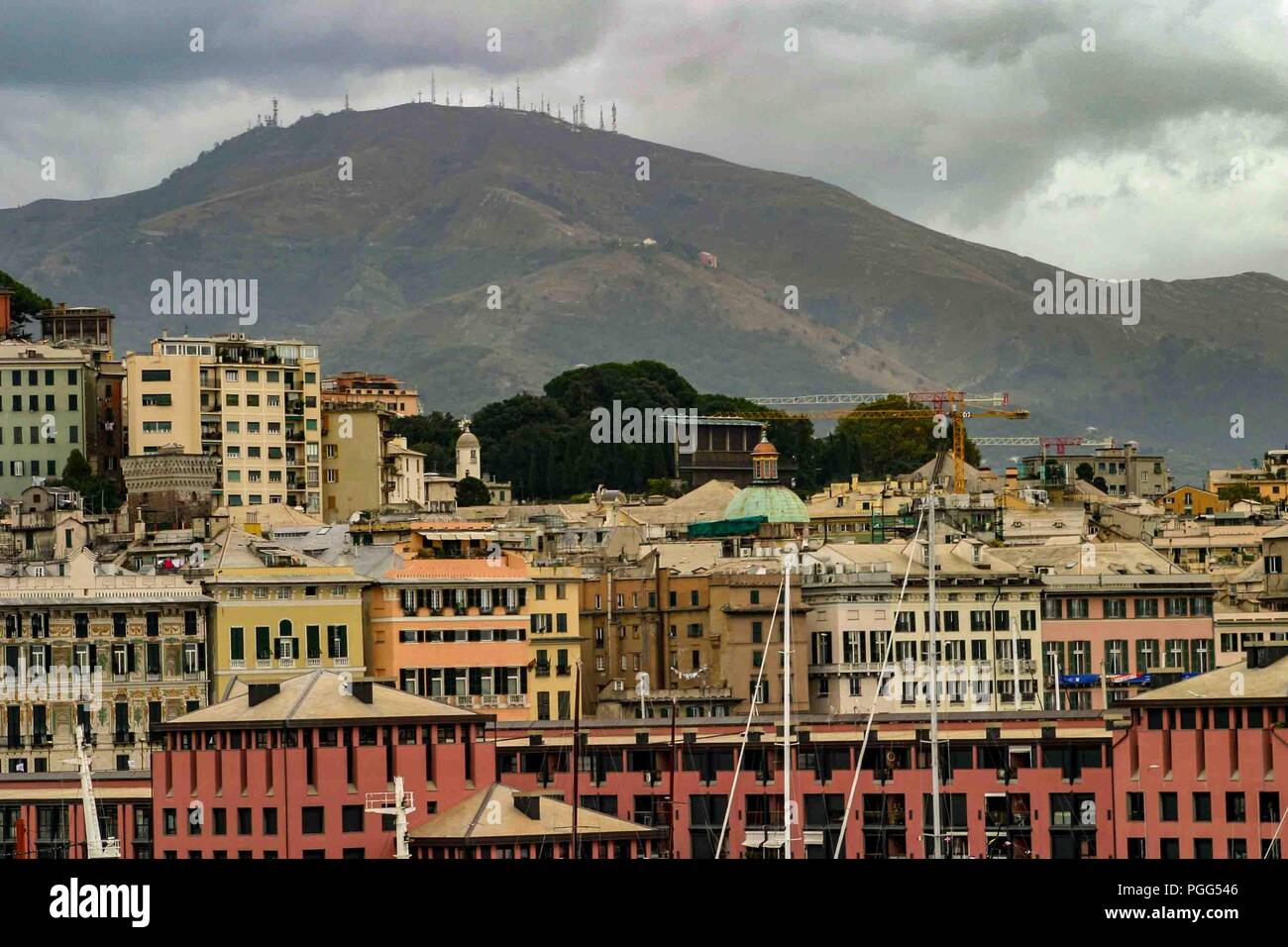 Genua, Ligurien, Italien. 16 Okt, 2004. Wohngebiete der historische Hafen von Genua, einer der größten Häfen am Mittelmeer. Genua ist ein beliebtes Ziel für Touristen und Reisende. Credit: Arnold Drapkin/ZUMA Draht/Alamy leben Nachrichten Stockfoto