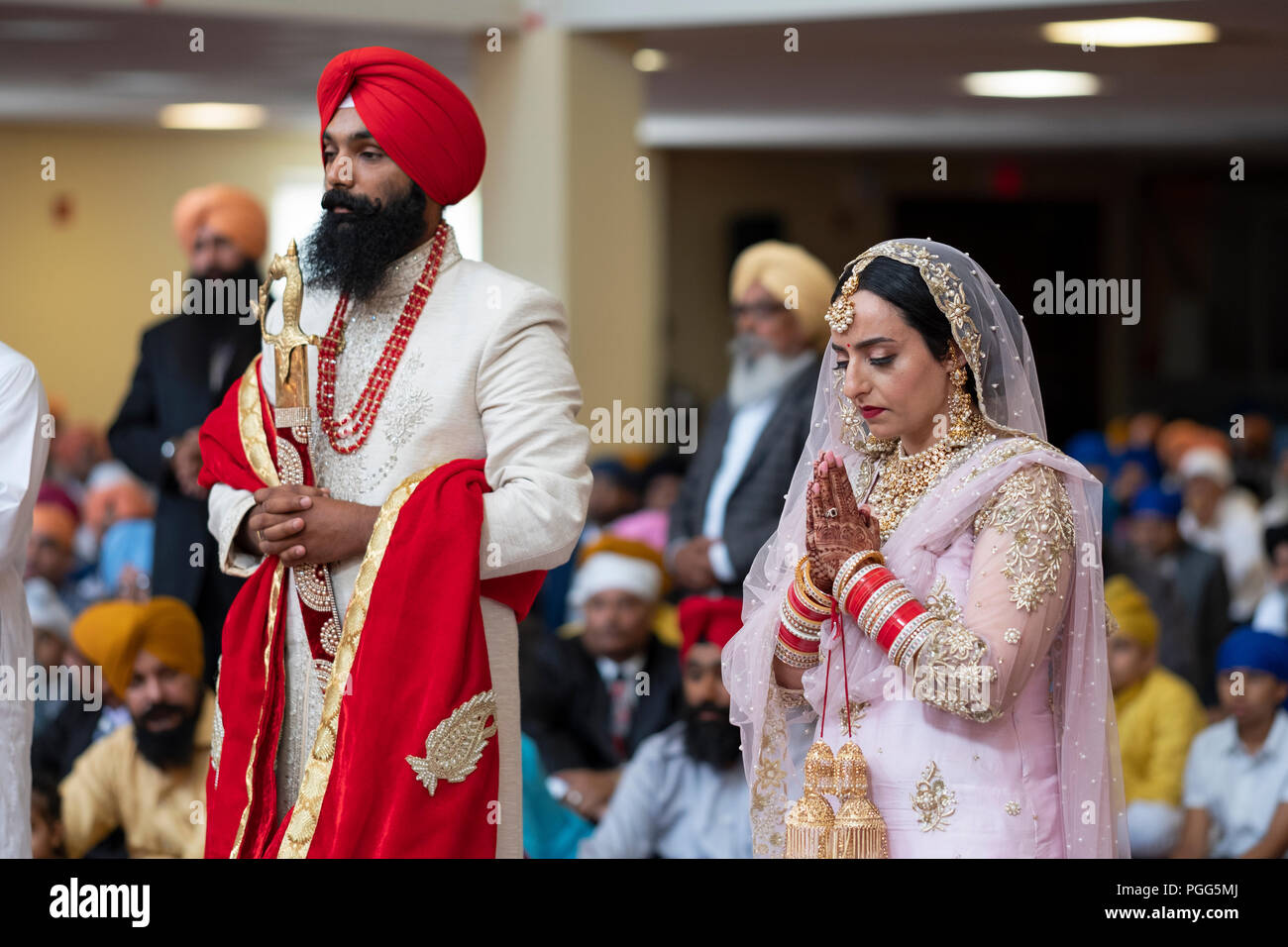 Ein Sikh Braut und Bräutigam an ihrer Hochzeit in South Richmond Hill, Queens, New York. Stockfoto