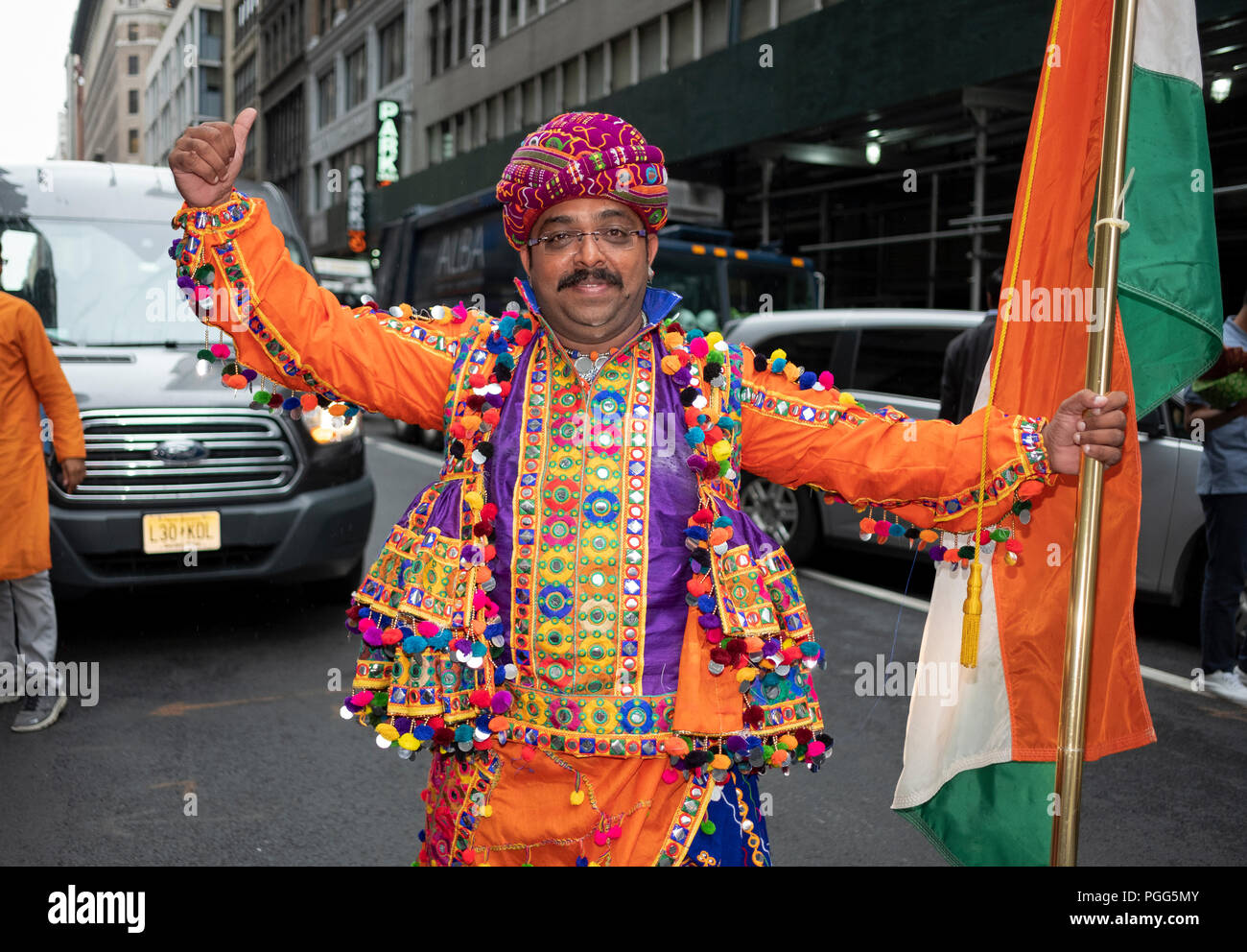 Ein Mann aus Gujarat trägt seinen einheimischen ethnischen Moden an der Indien Day Parade 2018 in New York City. Stockfoto