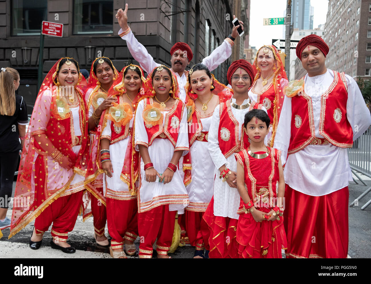 Eine erweiterte Familie in passenden rot & weiß Kostüme auf der Indien Day Parade 2018 in New York City. Stockfoto