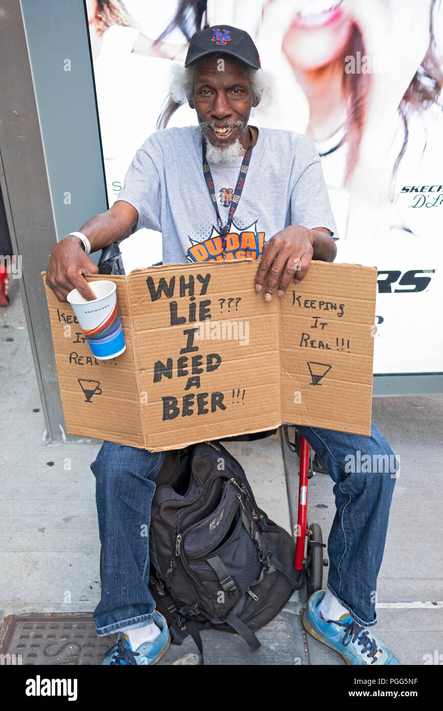 Ein Bettler auf der Seventh Avenue in Manhattan mit einem Frank Schild, dass Spenden für Bier verwendet werden. Stockfoto
