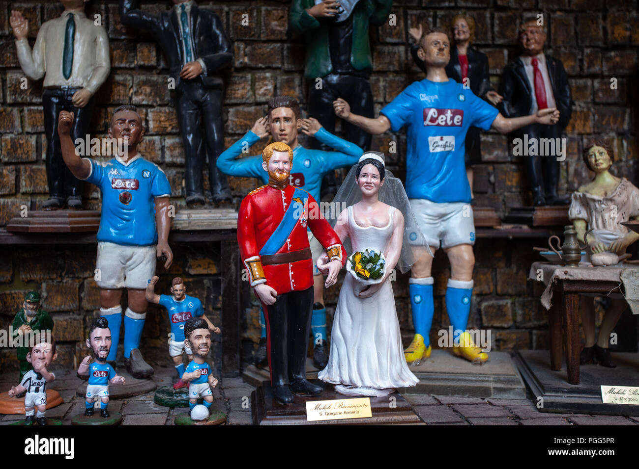 Der Prinz Harry und Meghan Markle, in der neapolitanischen Krippe vertreten Statuen in San Gregorio Armeno in Neapel. Stockfoto